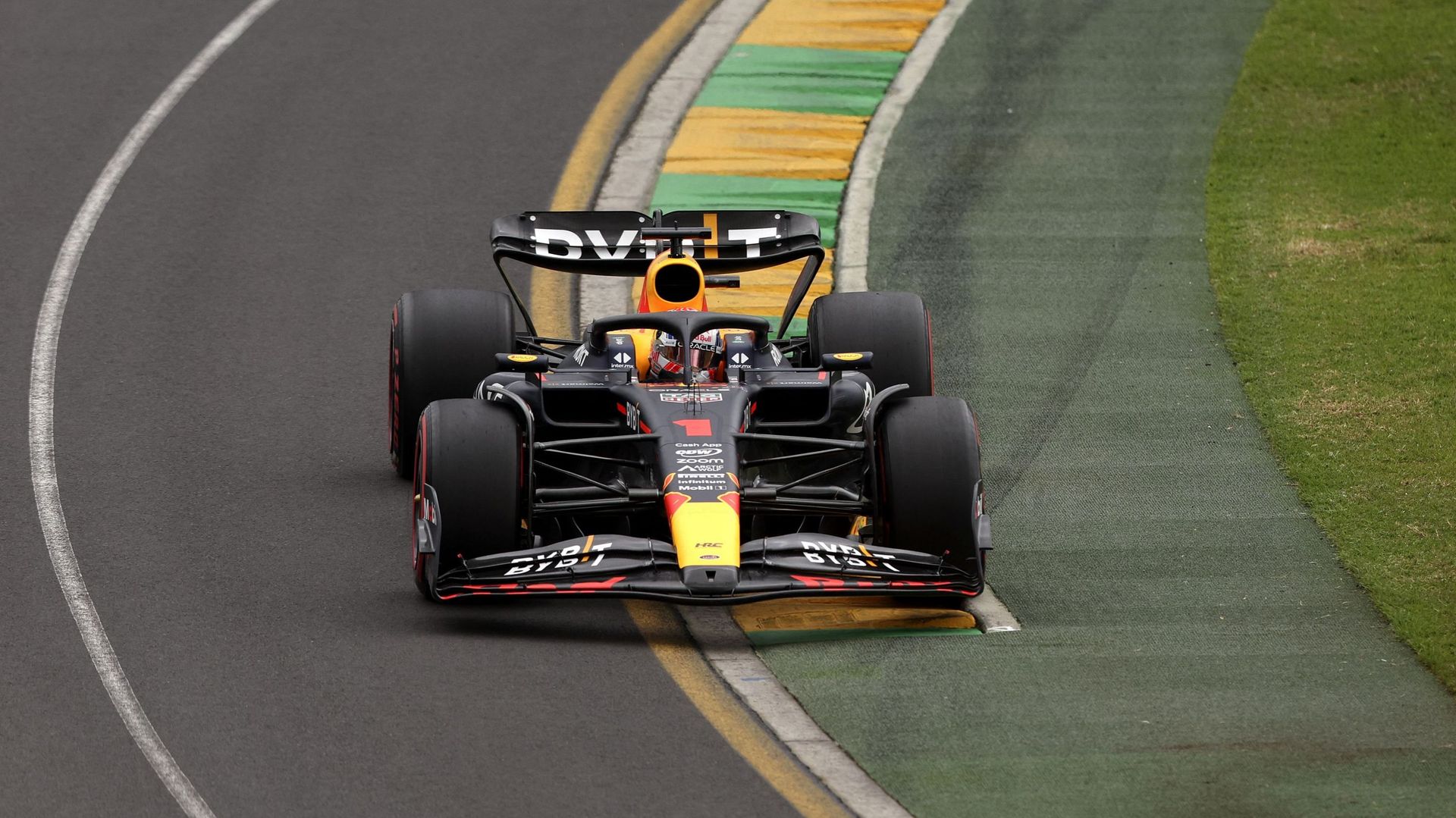 Max Verstappen signe la pole en Australie.