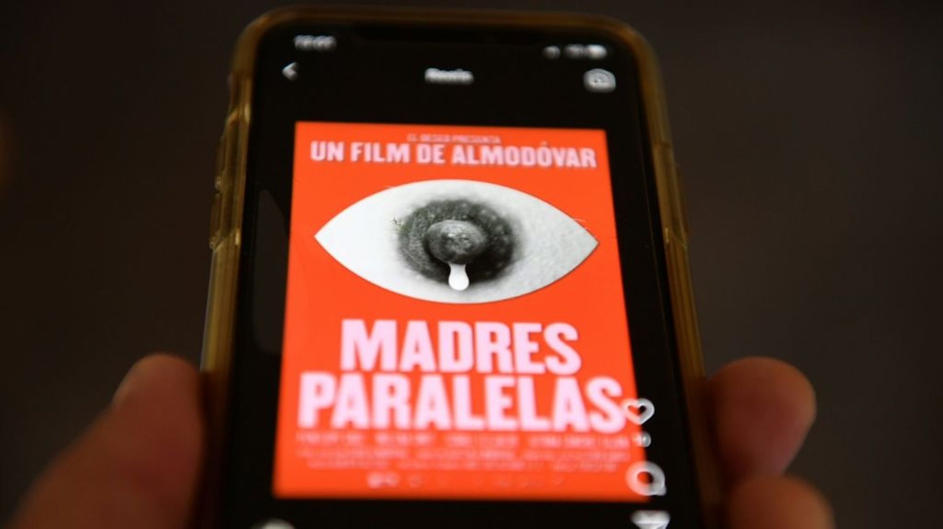 En août 2010, Instagram s'était dit "désolé" après le bref retrait de publications partageant l'affiche du prochain film de l'Espagnol Pedro Almodovar, "Madres Paralelas", qui montre un mamelon duquel pend une goutte de lait. 