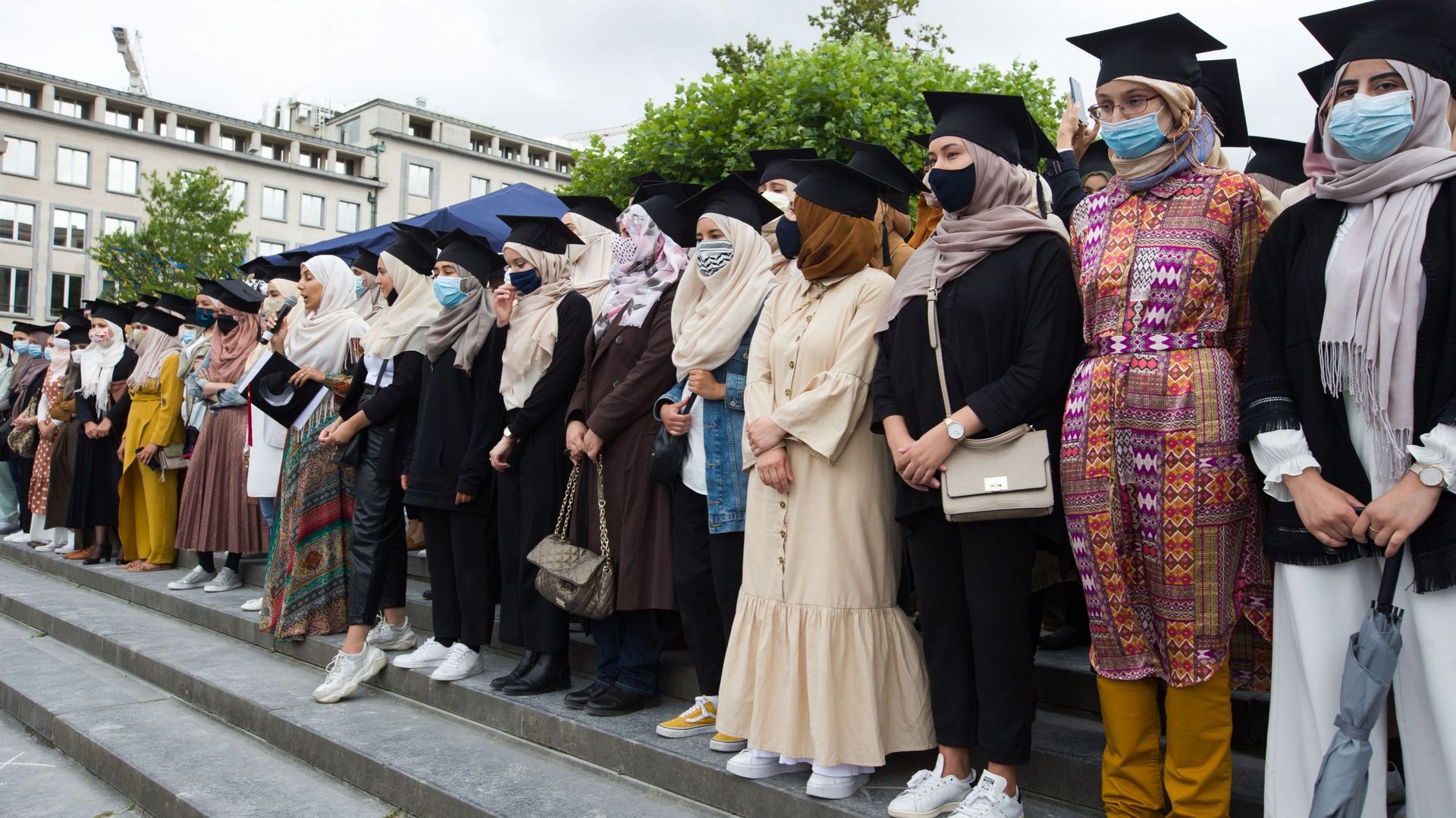 Il y a quelques semaines, des étudiantes voilées ont manifesté à Bruxelles pour défendre le droit de porter le foulard dans toutes les Hautes écoles et universités