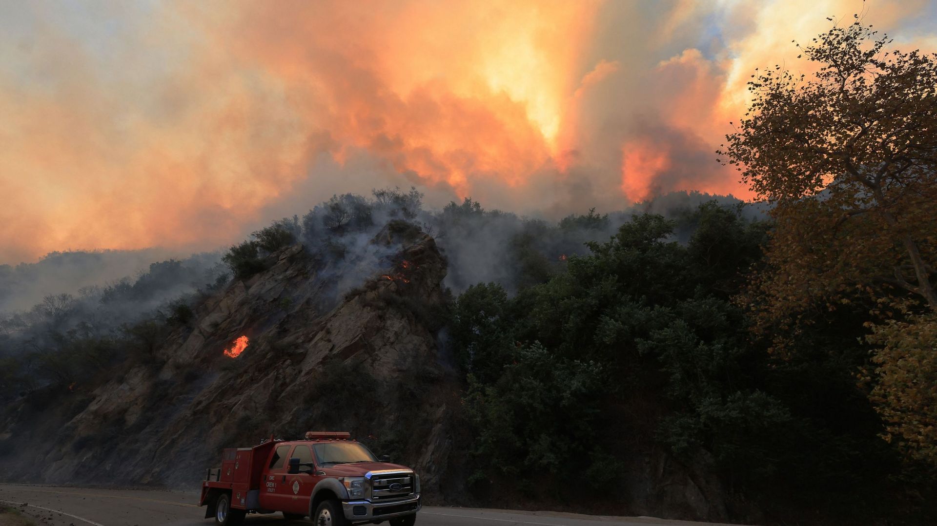 Etats-Unis : un incendie se propage à Malibu près de Los Angeles, des milliers d'habitants évacués