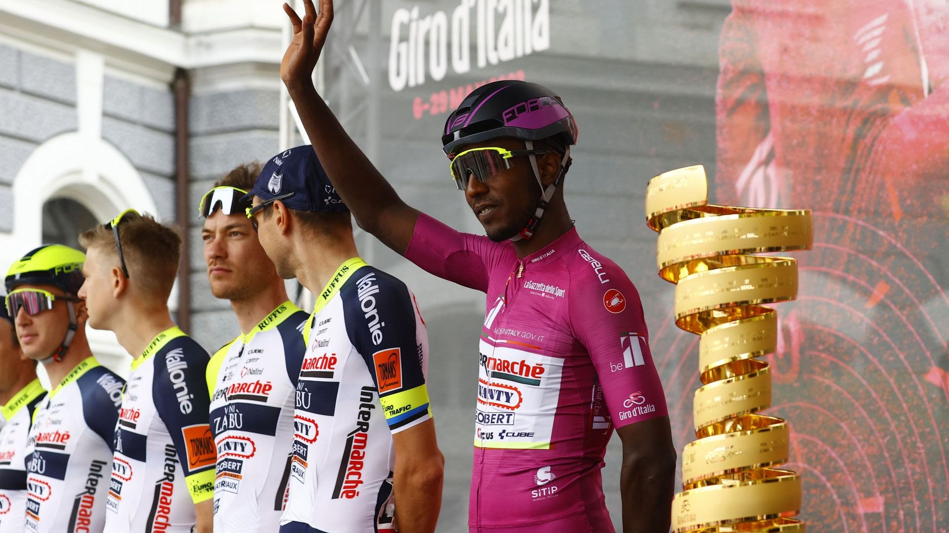 Biniam Girmay avec le maillot cyclamen qu'il a porté en début de Giro alors qu'il était deuxième de ce classement par points
