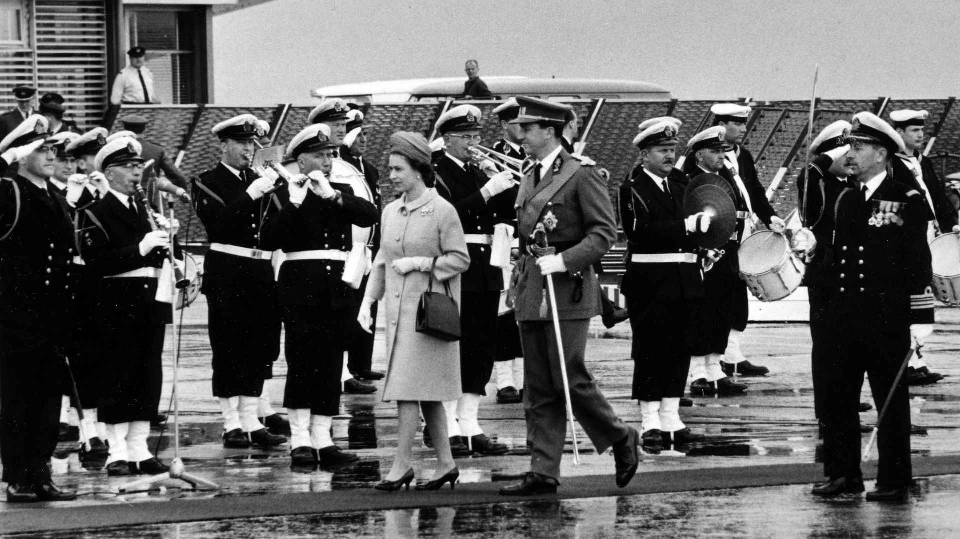 Sur le tarmac de l'aéroport de Zaventem, la Reine Elizabeth II a été accueillie par le Roi Baudouin.