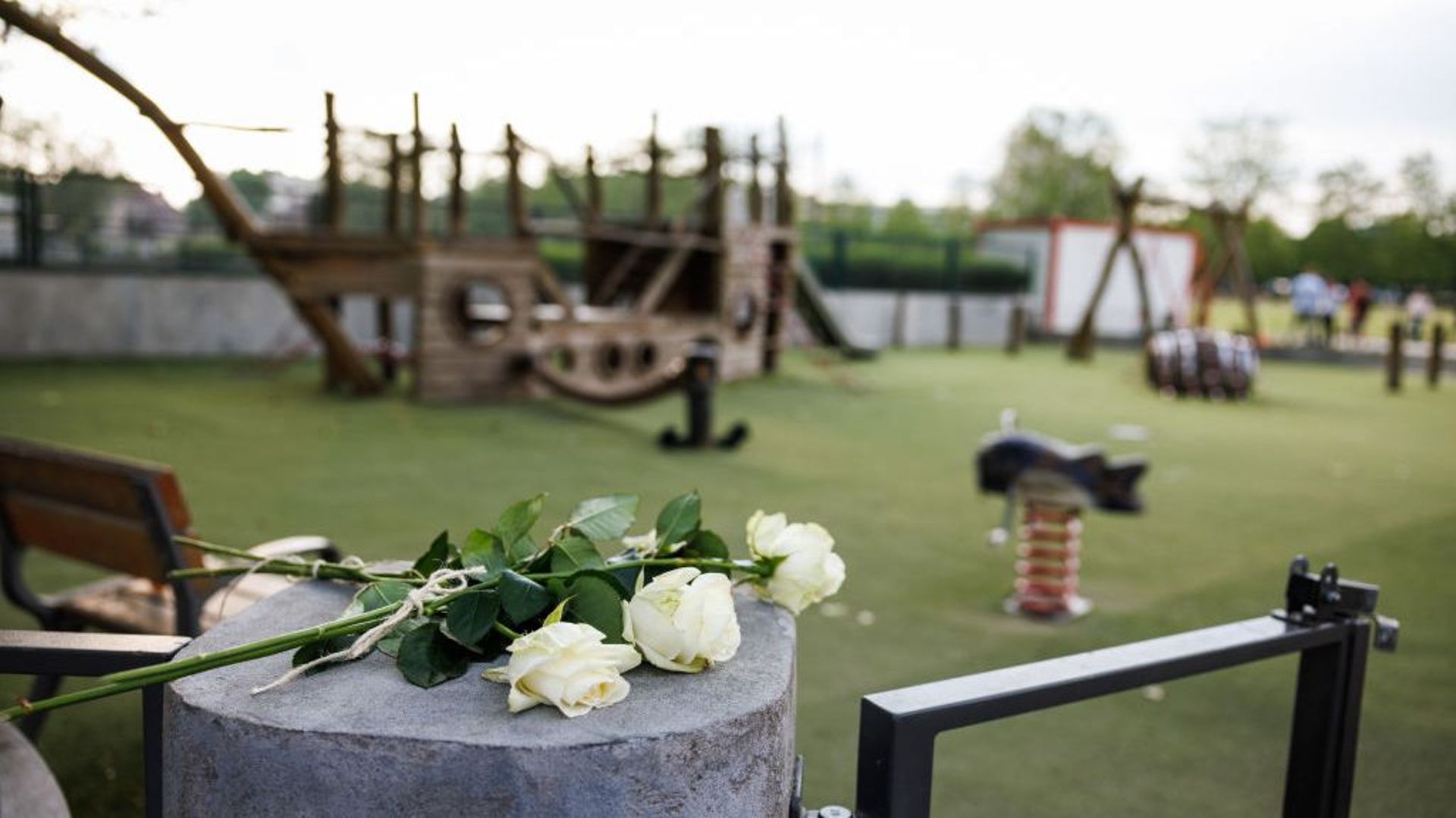 Des fleurs sont visibles dans le parc pour enfants du parc Paquier, où une attaque au couteau a eu lieu, le 8 juin 2023 à Annecy, France. Plusieurs personnes, dont quatre jeunes enfants, ont été blessées lors d’une attaque au couteau dans une aire de jeux