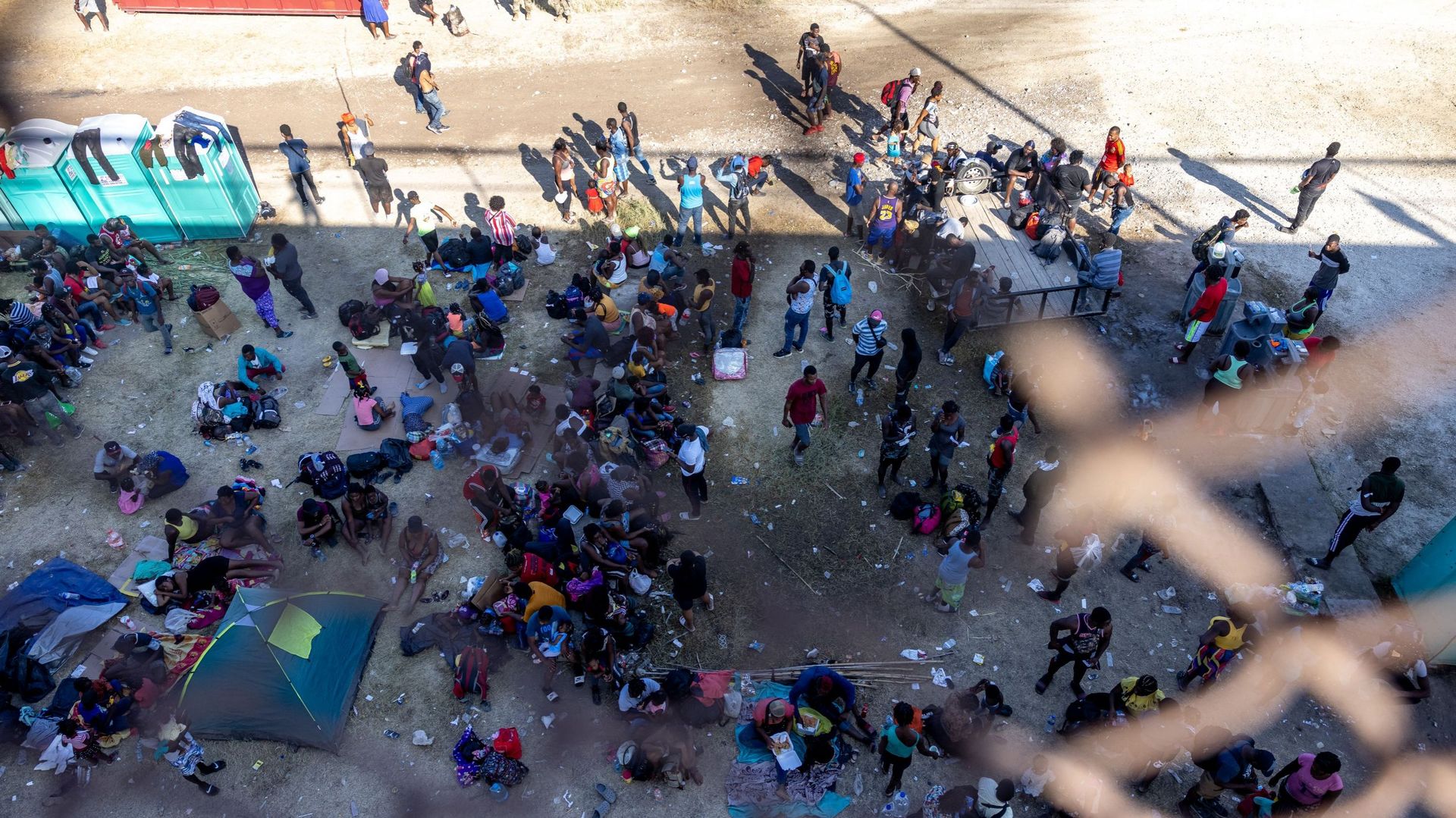Des milliers de migrants massés sous un pont, dans la chaleur, au Texas