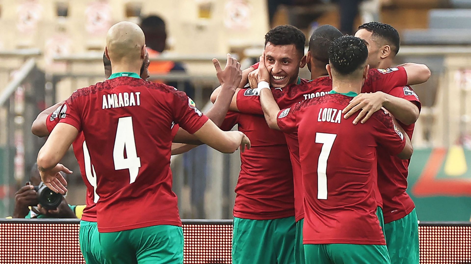 Le Maroc a assuré sa place en 8e de finale de la Coupe d’Afrique des Nations grâce à sa victoire 2-0 sur les Comores, vendredi, dans le groupe C, à Yaoundé, au Cameroun. Le milieu de terrain du Standard Selim Amallah a marqué le premier but marocain.
