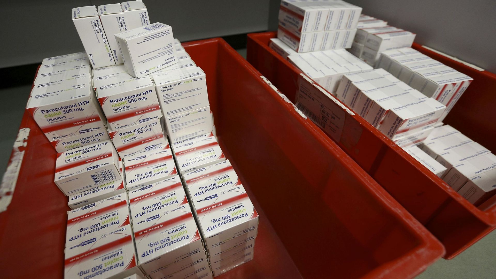 Des boîtes de paracetamol dans une pharmacie aux Pays-Bas