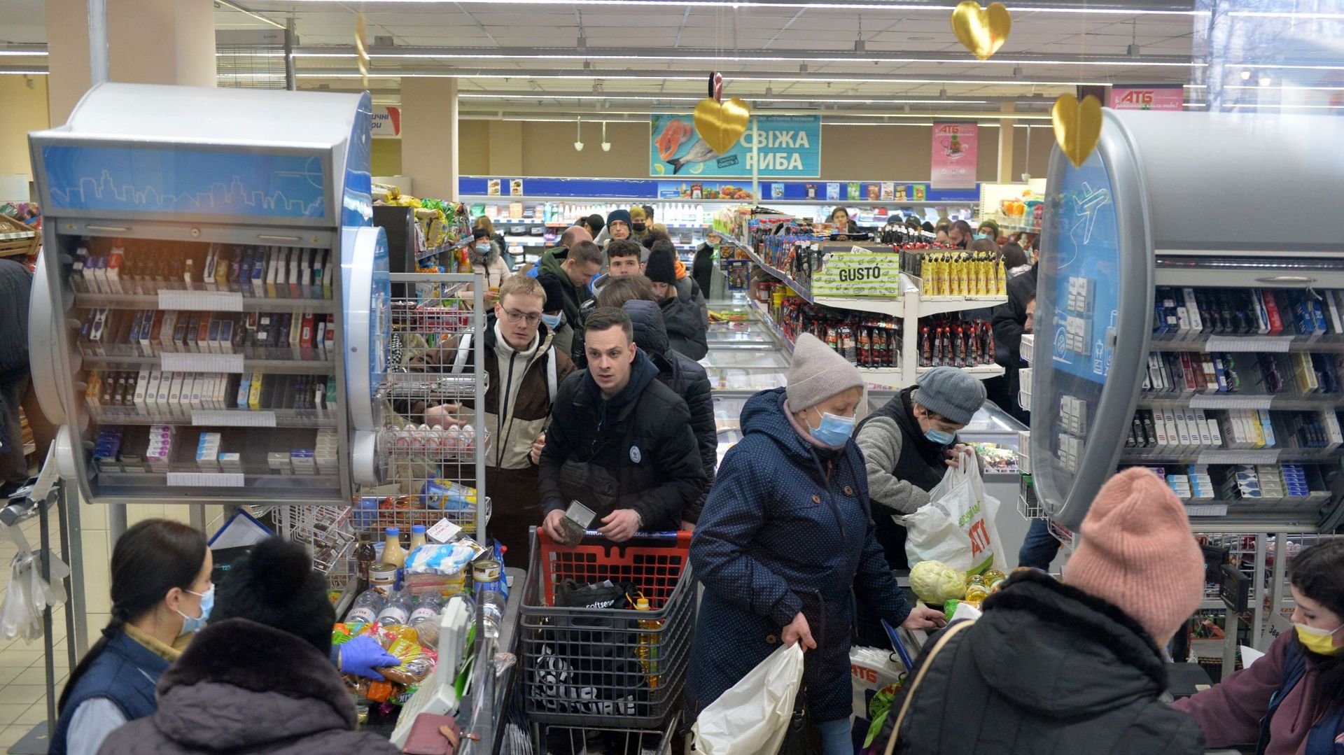 Des personnes font la queue aux caisses d'un supermarché à Kharkiv, le 24 février 2022.