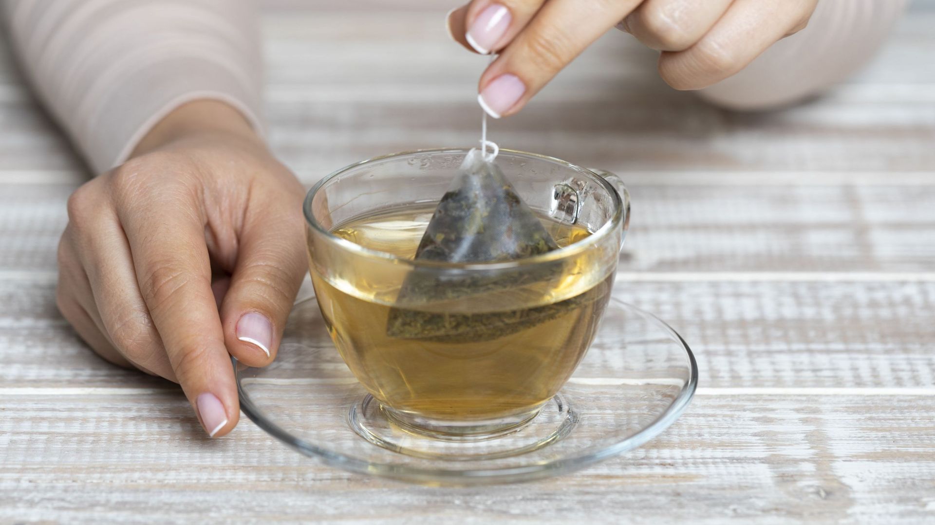 Une concoction de thé appliquée sur la peau sert d’autobronzant