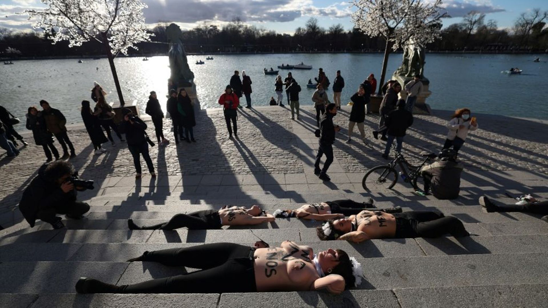 Des militantes des Femen dénoncent l'augmentation du nombre de féminicides commis en Espagne ces derniers mois, au parc du Retiro à Madrid, le 27 janvier 2023