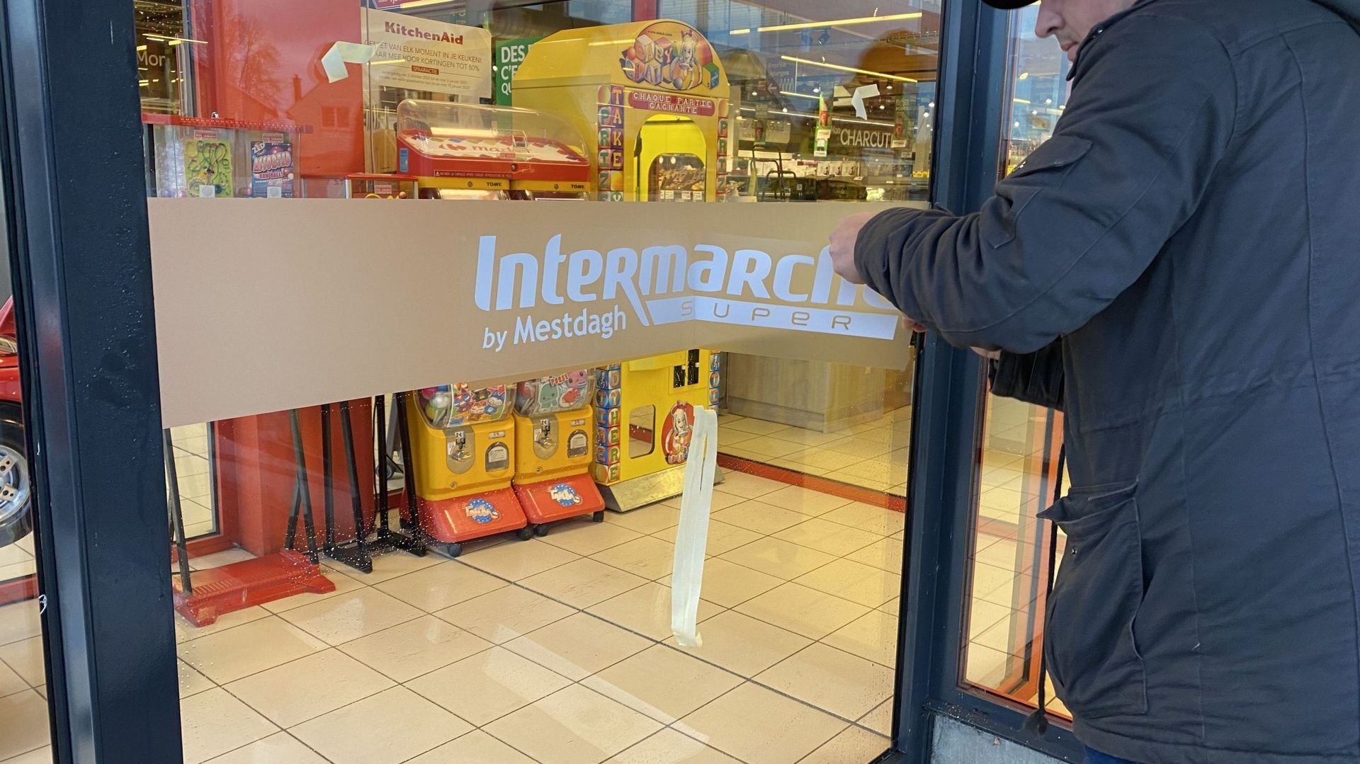 Au magasin de Waremme, les opérations liées au passage d’une enseigne vers l’autre sont en cours.