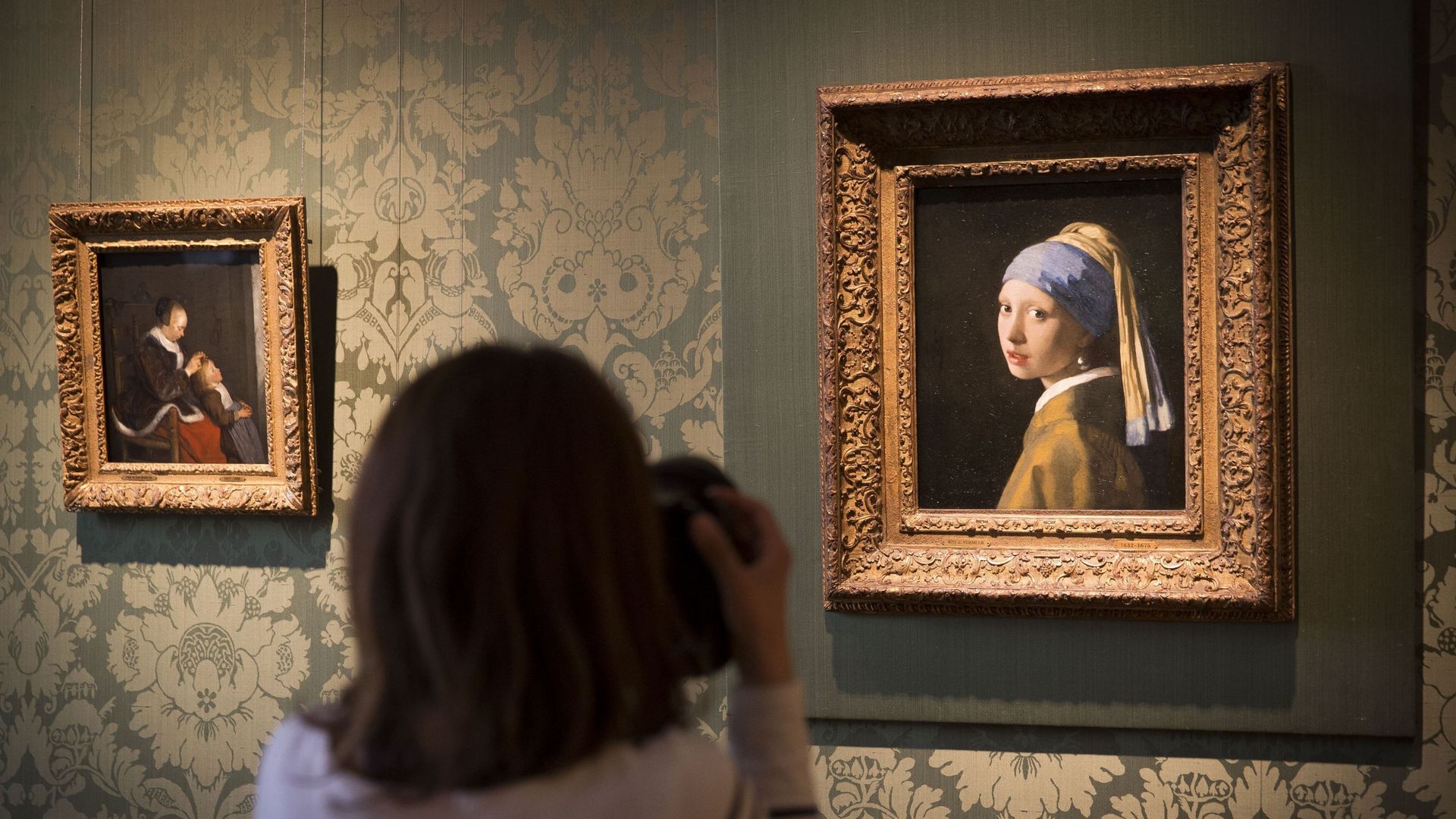 Photo de la " La jeune fille à la perle " de Johannes Vermeer (vers 1665) dans la salle Vermeer du musée Mauritshuis, le 20 juin 2014 à La Haye, aux Pays-Bas. 