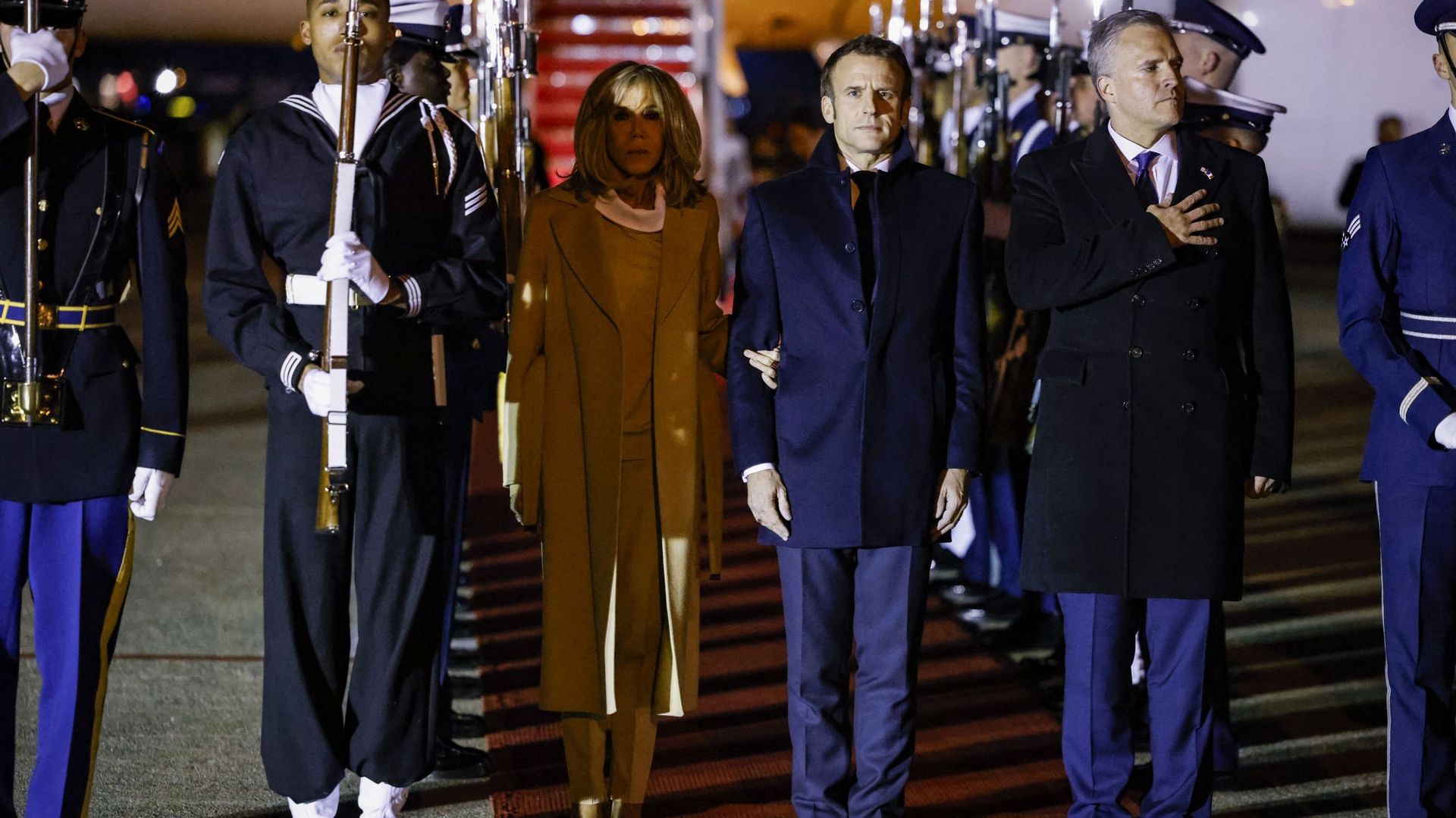 Le Président français Emmanuel Macron avec sa femme, Brigitte Macron à leur arrivée aux Etats-Unis. 