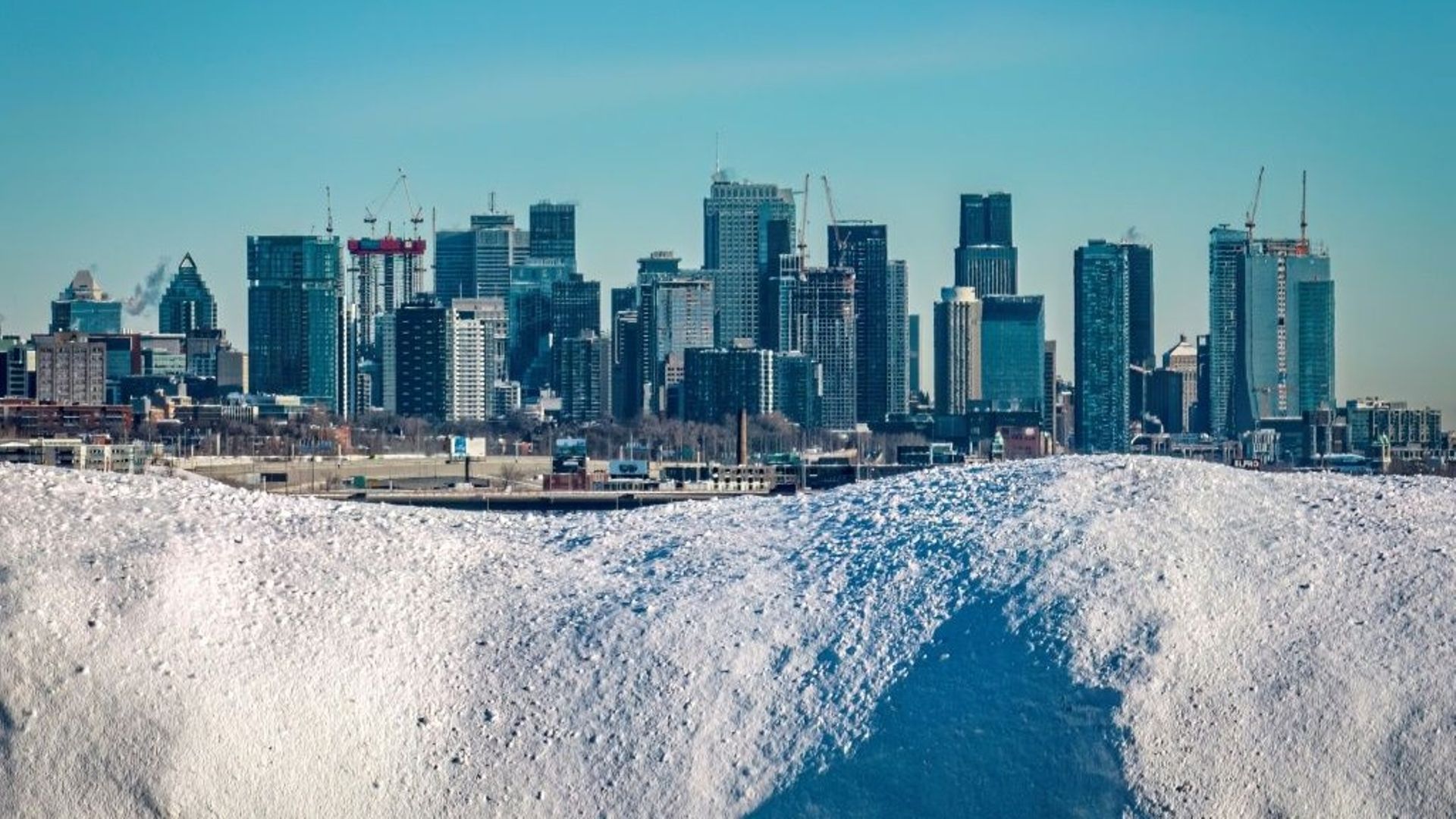La vue du centre-ville de Montréal depuis un dépôt de neige dans le sud de la ville.