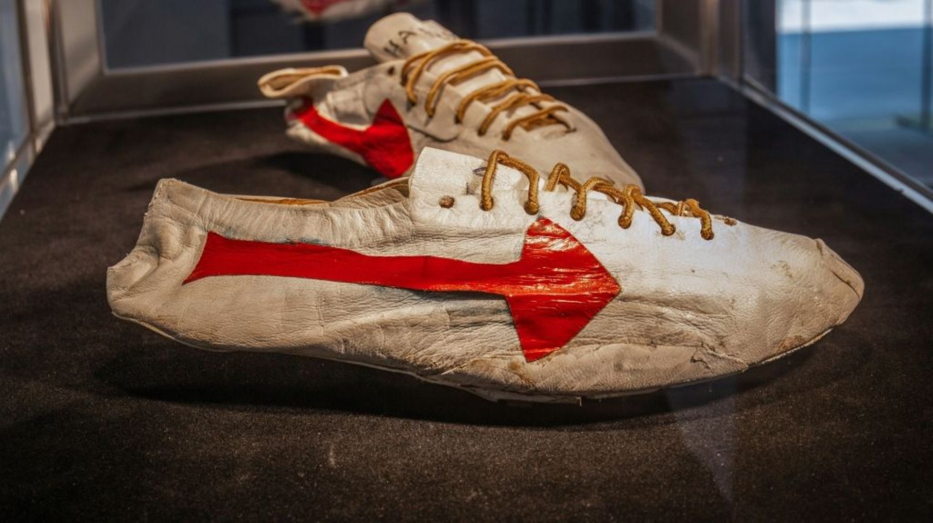 Cette photo prise et diffusée le 7 juillet 2021 par Sotheby’s montre une paire de chaussures fabriquées par le cofondateur de Nike Bill Bowerman