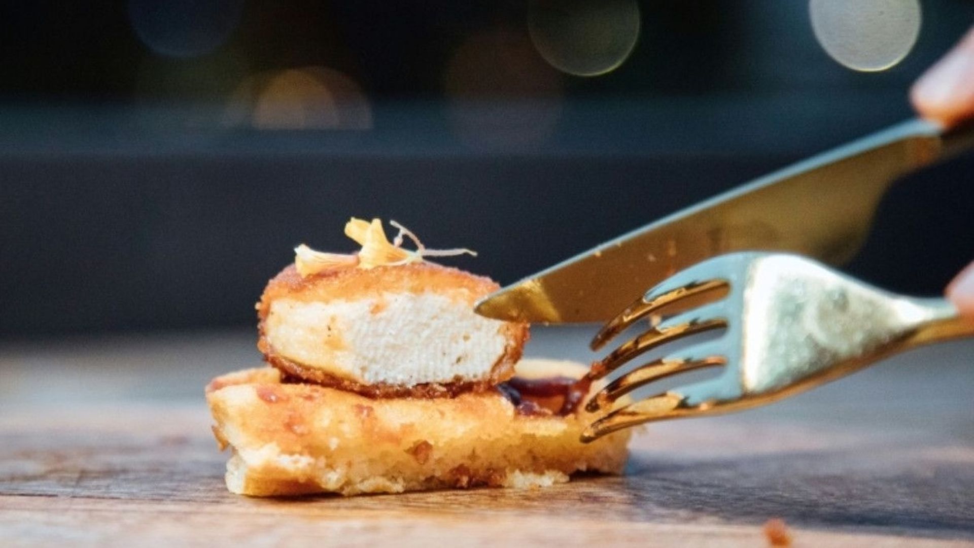 Du poulet artificiel dans votre assiette : première historique à Singapour.