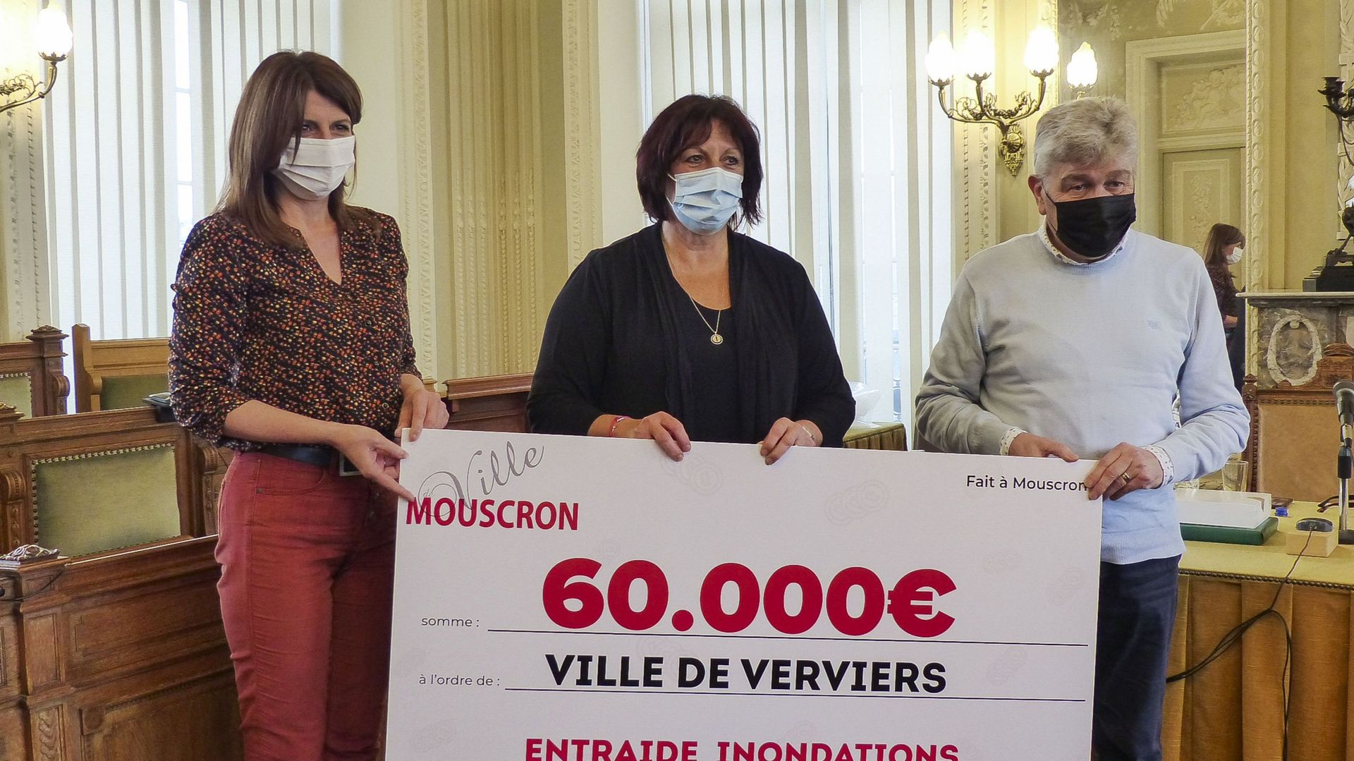 La bourgmestre de Verviers Muriel Tagnon reçoit le chèque de la bourgmestre de Mouscron, Brigitte Aubert,
