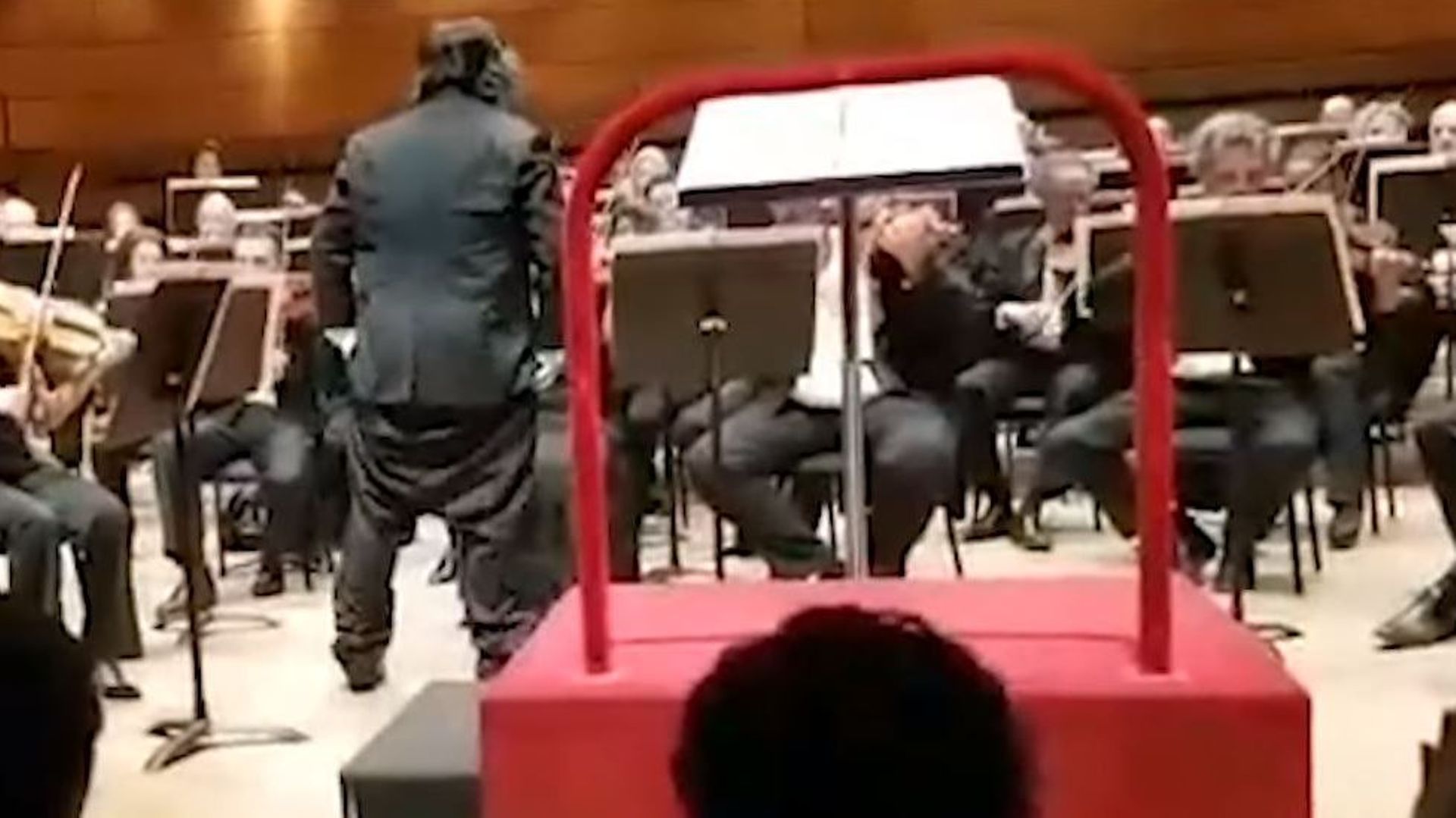 Quand un chef d'orchestre perd son pantalon en plein concert