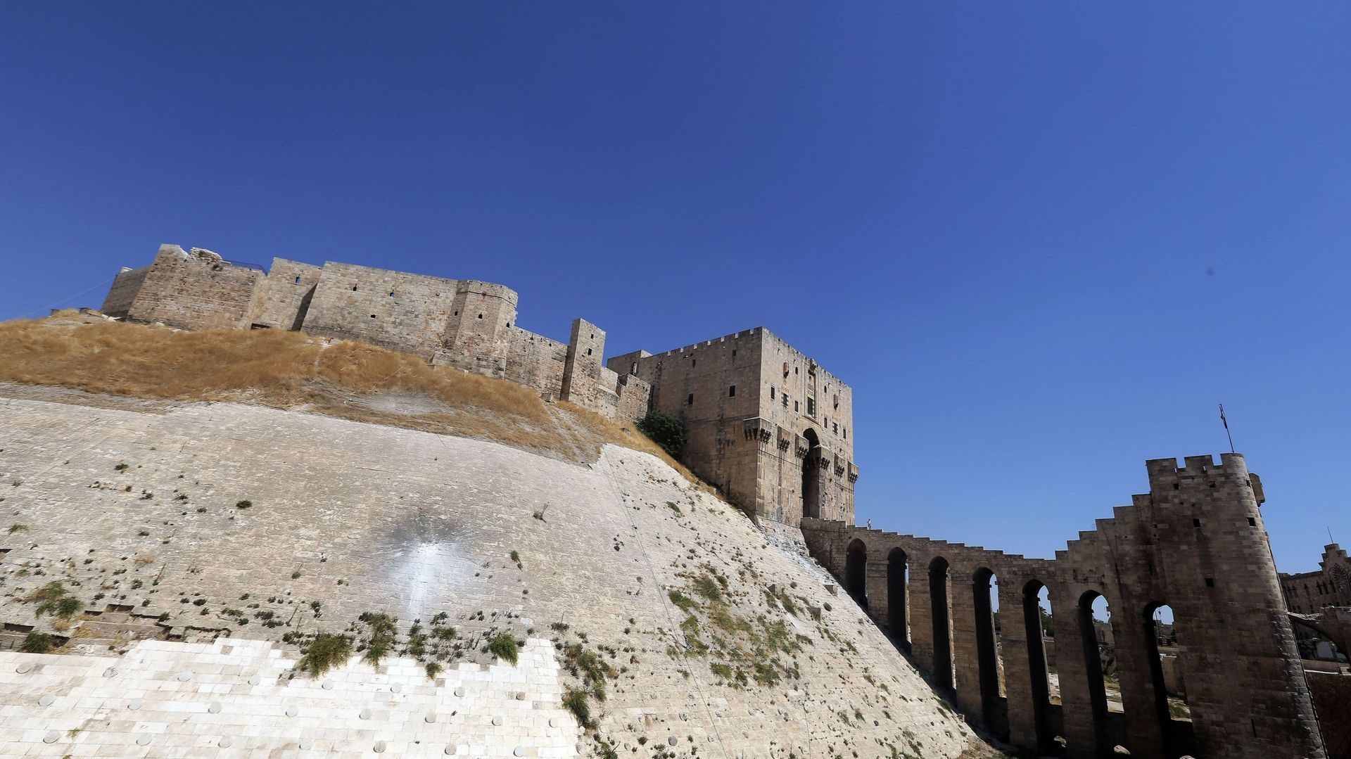 La citadelle d'Alep endommagée par une roquette