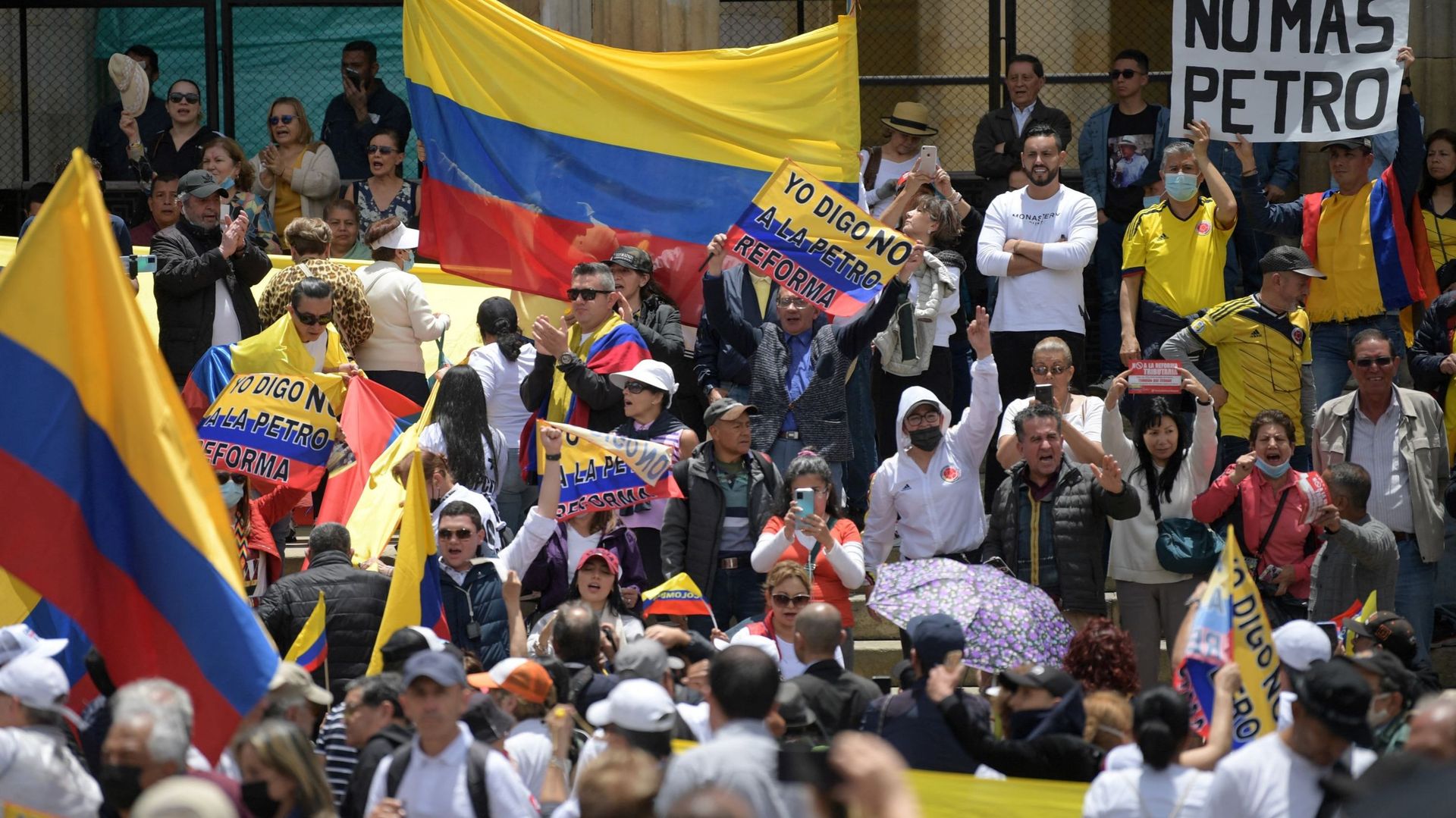 Des personnes marchent pour protester contre une réforme fiscale proposée par le gouvernement du président de gauche Gustavo Petro, à Bogota, en Colombie, le 26 septembre 2022.