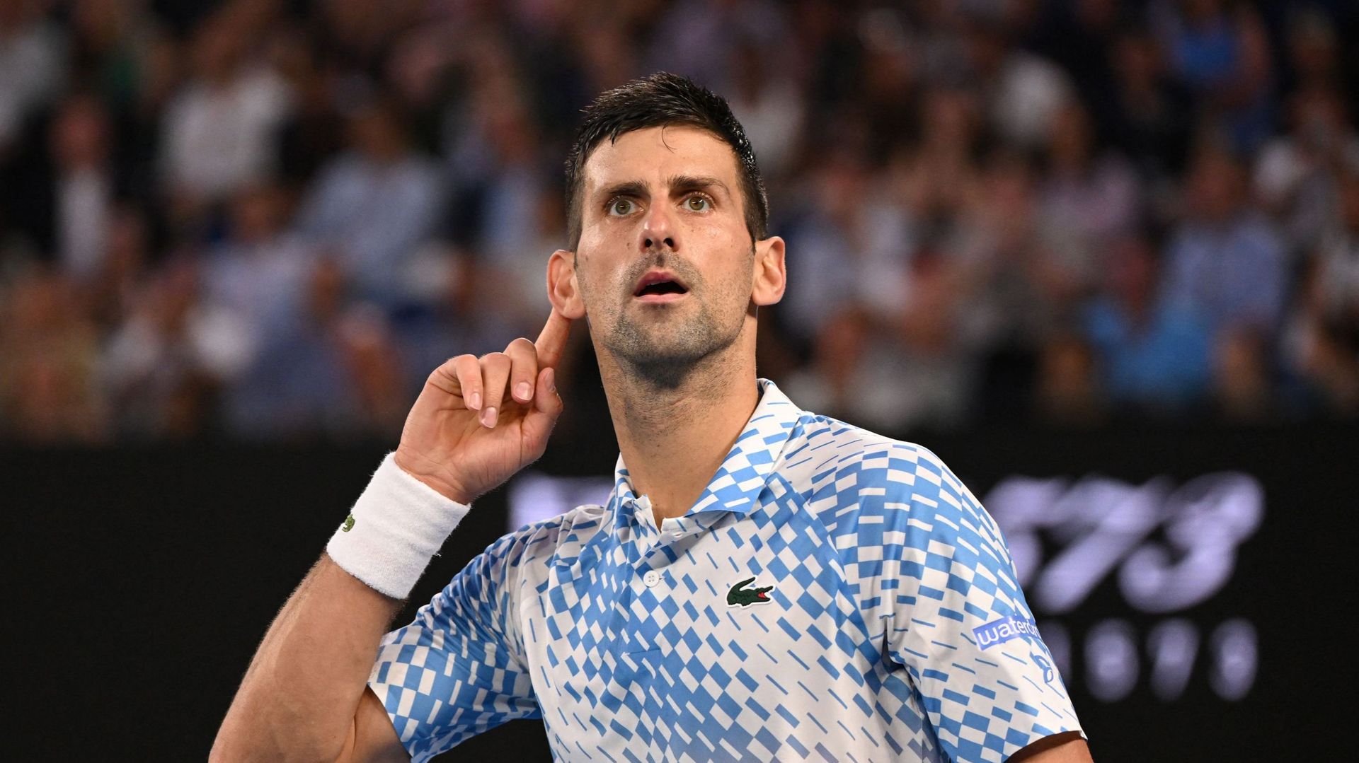 Tennis – Open d’Australie : Novak Djokovic réclame le soutien du public à Melbourne. Le Serbe s’est qualifié pour la finale de l’Open d’Australie de tennis, premier Grand Chelem de la saison. Djokovic a écarté l’invité surprise de ce dernier carré, Tommy 