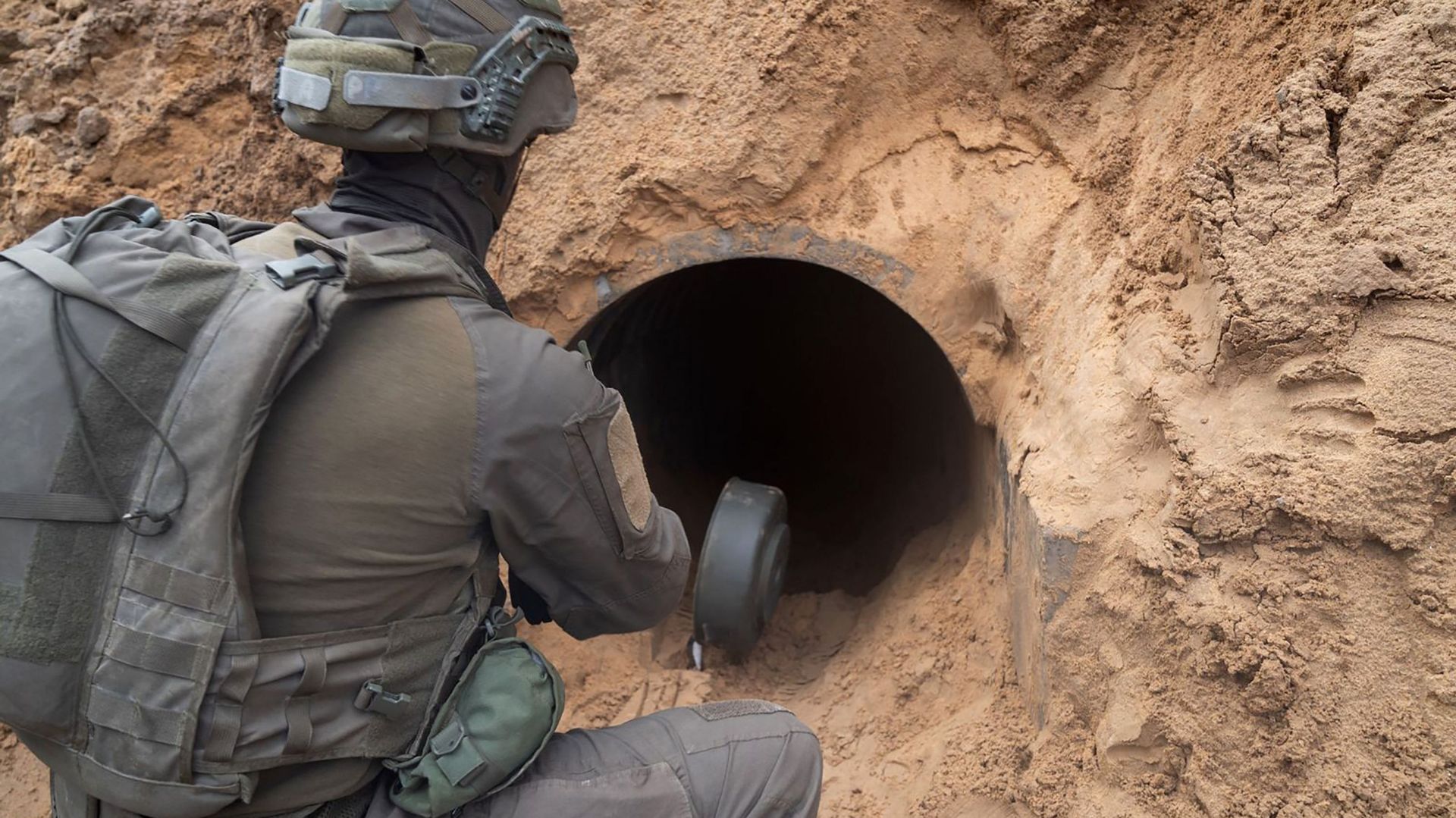 Image d'archives : photo diffusée par l'armée israélienne le 21 février 2024. Elle montre un soldat de l'armée israélienne agenouillé à l'entrée d'un tunnel souterrain alors que l'armée se prépare à le détruire, dans un lieu non spécifié de la bande de Ga