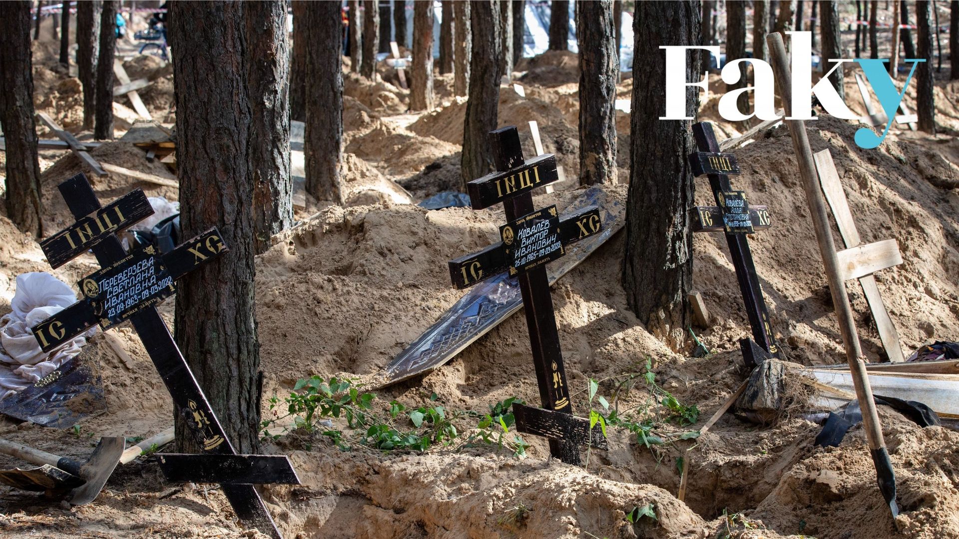 IZIUM, UKRAINE – 2022/09/19 : Des croix funéraires sur le site d’une fosse commune pendant les exhumations menées dans la ville d’Izioum.