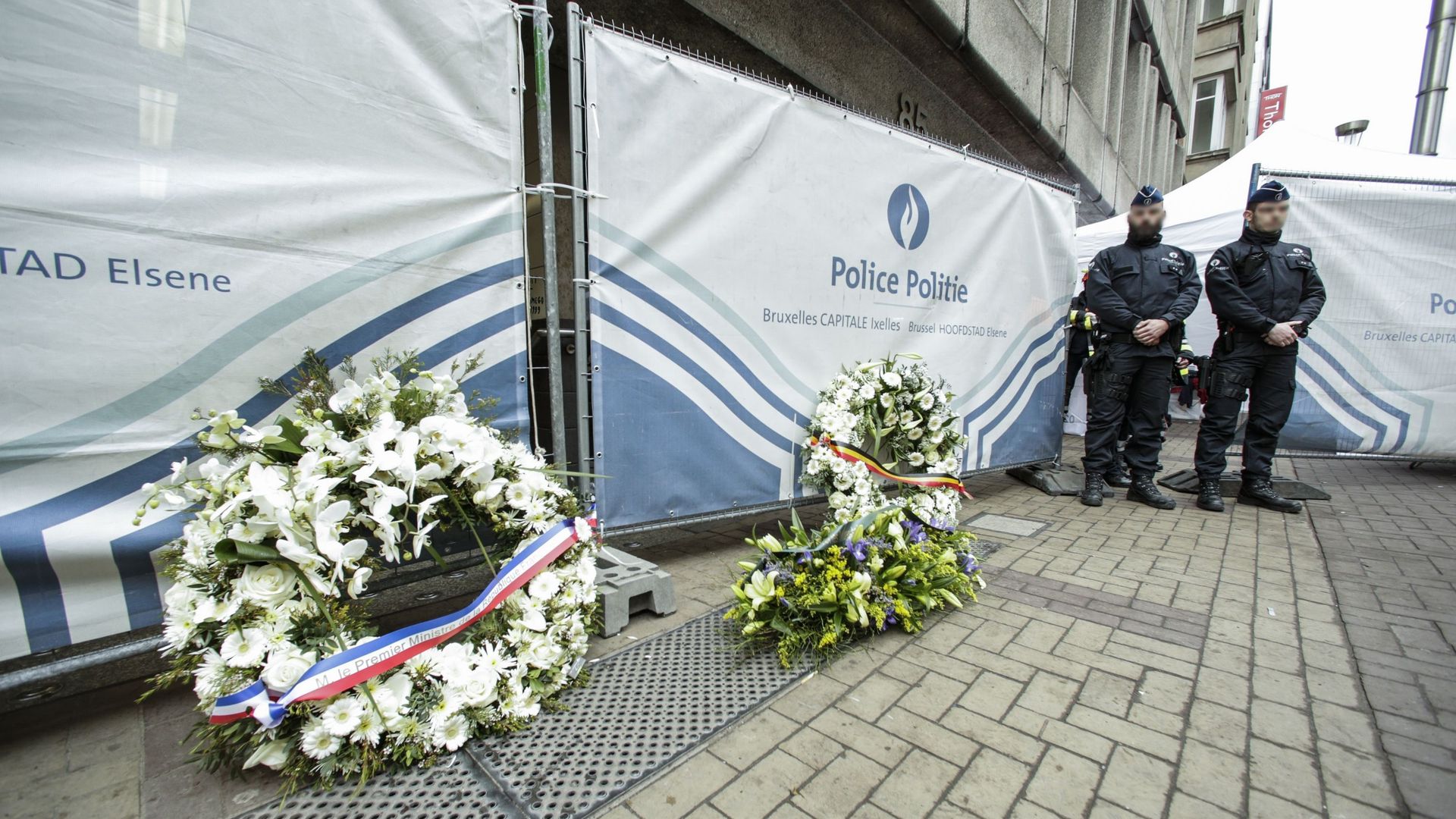Les hommages continuent d'arriver à la station Maelbeek alors que les experts contineunt de passer les lieux au peigne fin.