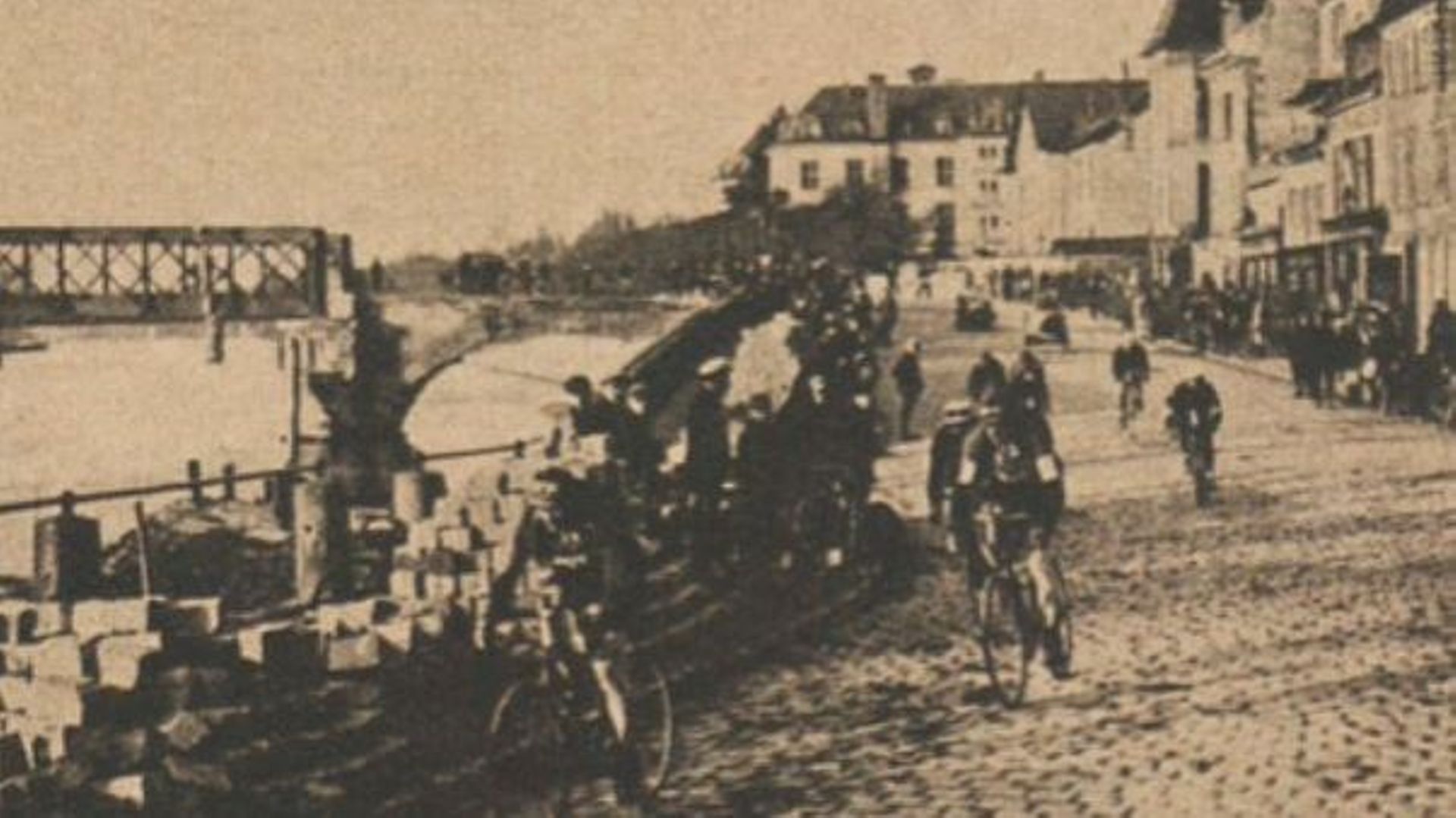 Les fuyards après le passage à niveau –