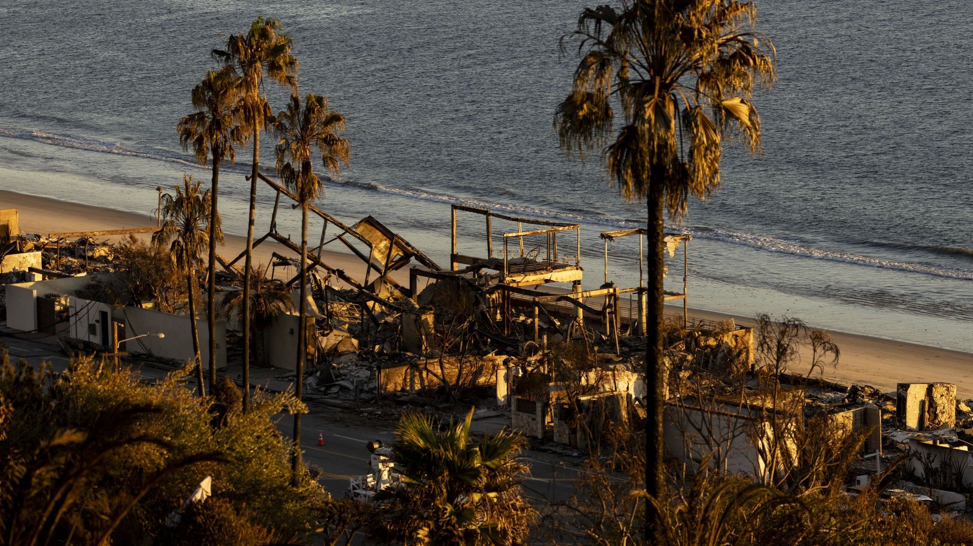 Des propriétés en bord de mer brûlées par l’incendie de Palisades sont visibles à l’est de Malibu, en Californie, le 14 janvier 2025.