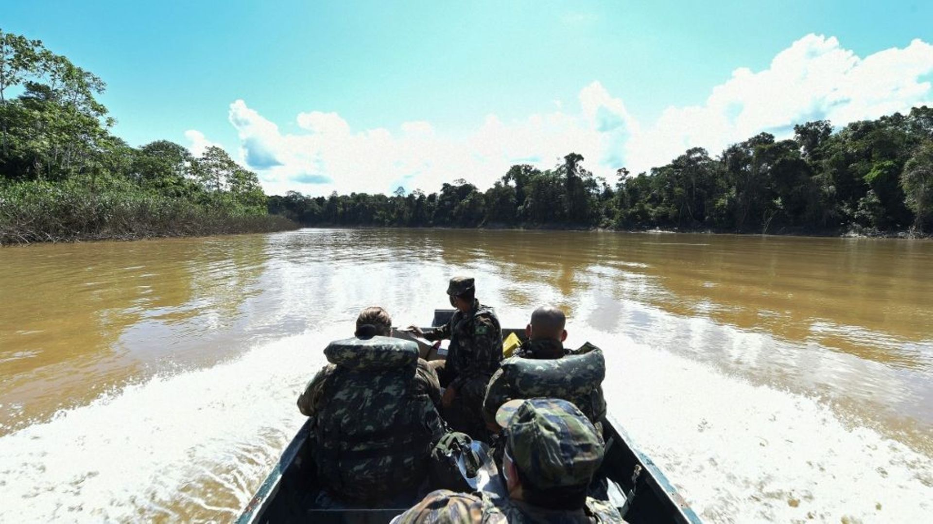 Des médecins de l'armée brésilienne, en bateau sur le fleuve Javari, se rendent au village de Cruzeirinho, en Amazonie, le 18 juin 2020