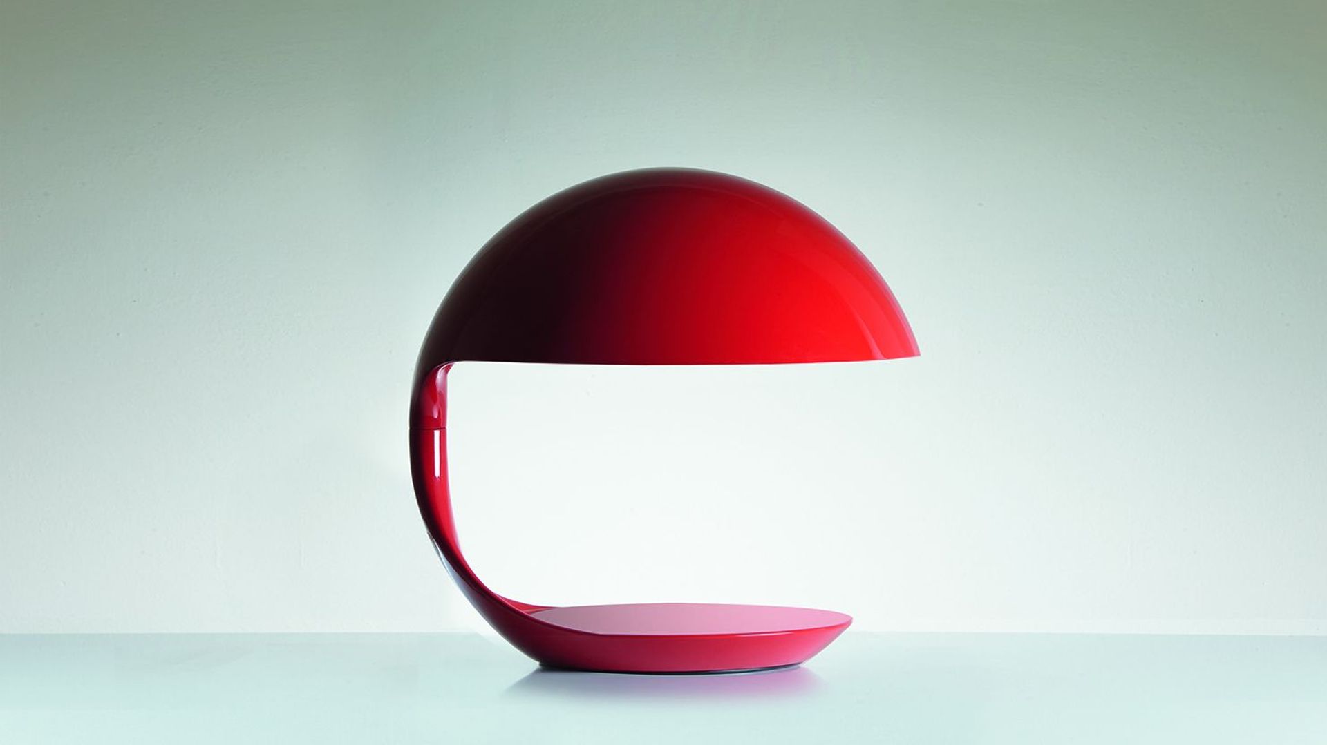 "Cobra" de Elio Martinelli pour Martinelli Luce, habillé de rouge pour ses 50 ans.