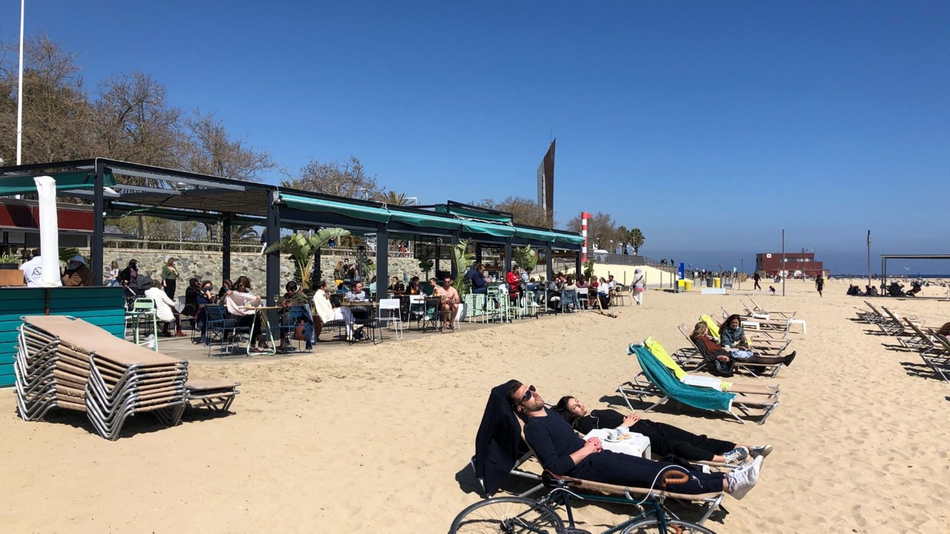 Coronavirus en Espagne : les touristes étrangers viennent profiter de la plage tandis que les Espagnols ne peuvent pas quitter leur région