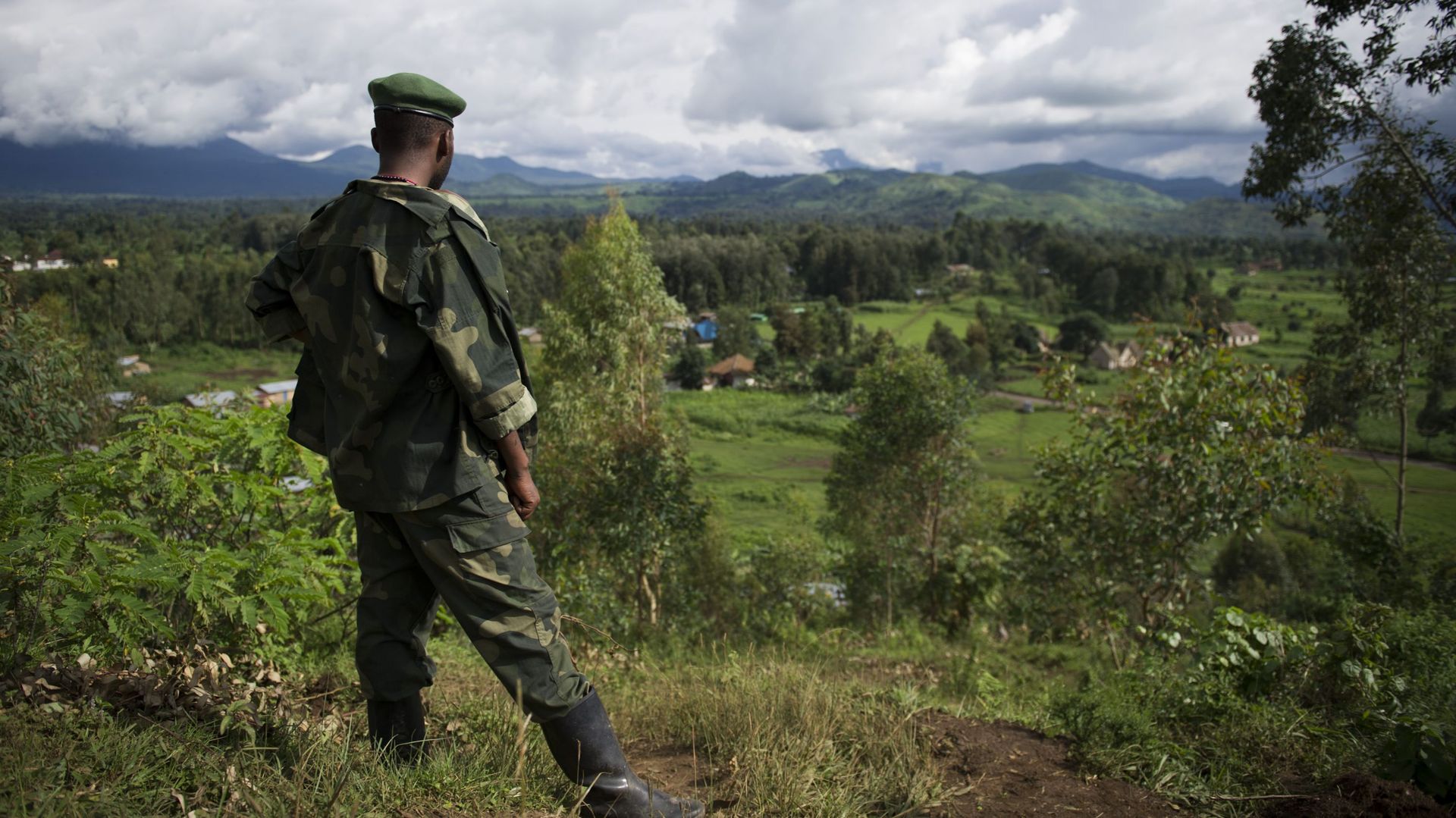 Un soldat congolais surveille la zone frontalière avec le Rwanda.