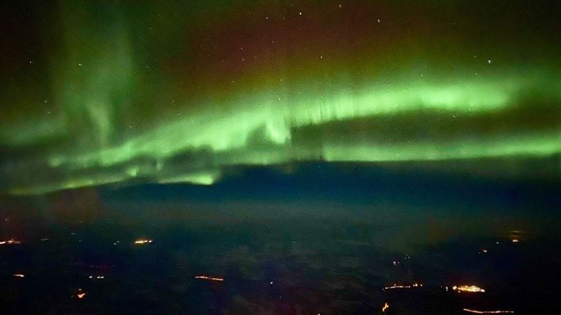 Des aurores boréales spectaculaires illuminent le ciel au-dessus de la  Belgique et des Pays-Bas, Belgique