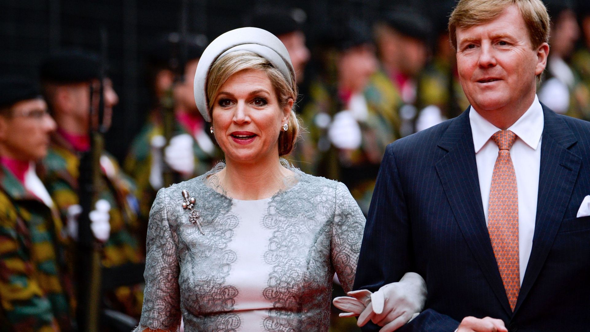 derniere-parade-pour-le-couple-royal-neerlandais-dans-le-carrosse-d-or