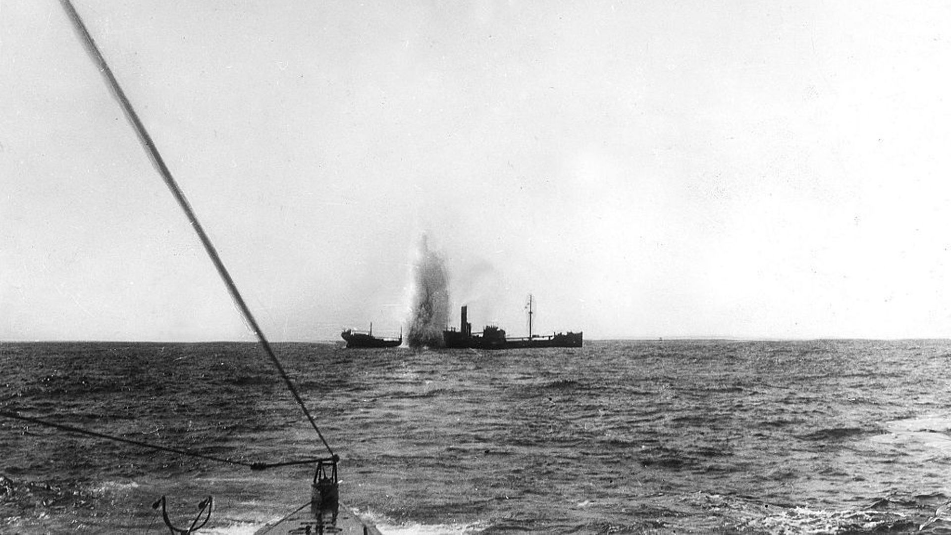 Un U-boat 35 allemand dirigé par le lieutenant Lothar von Arnauld de la Periere coule un cargo britannique transportant du fer de Tunis en 1917.