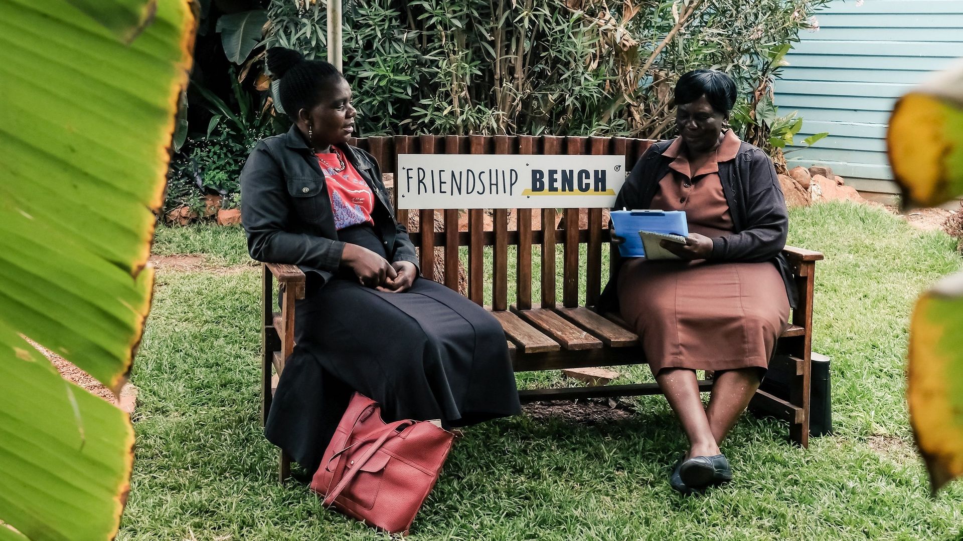 Thérapie sur banc public, un remède de grand-mère du Zimbabwe au Mondial.
