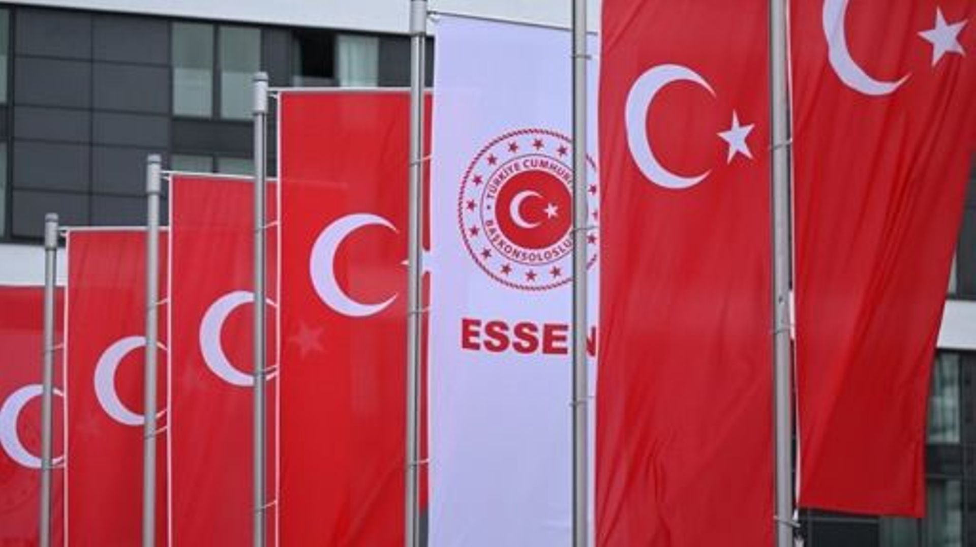 Des drapeaux turcs sont visibles à l'extérieur d'un bureau de vote installé dans la salle Grugahalle à Essen, dans l'ouest de l'Allemagne, le 23 mai 2023, avant le premier tour des élections turques qui aura lieu le 28 mai 2023. 500 000 électeurs turcs vi