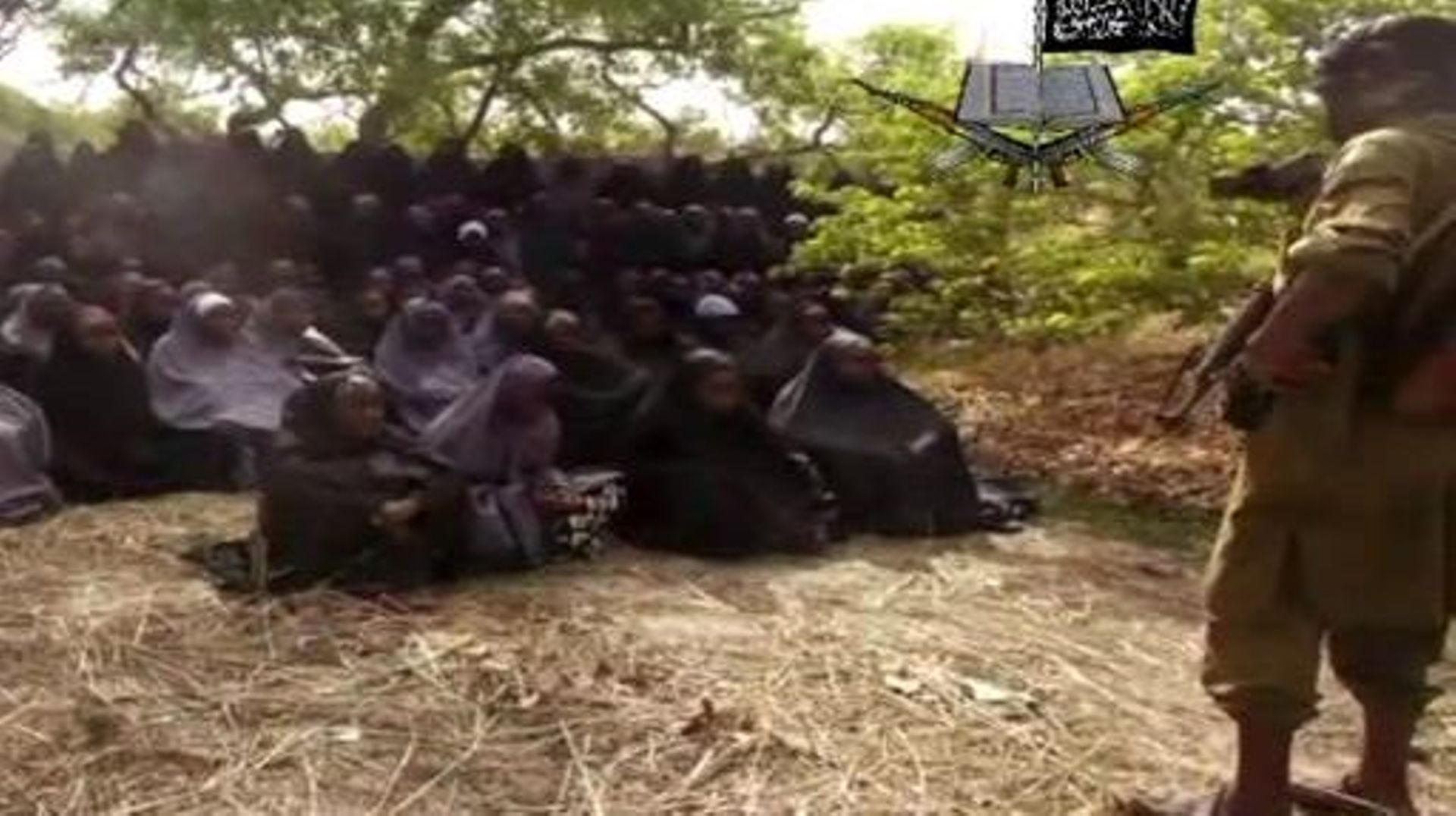 Capture d'écran de la vidéo de Boko Haram diffusée le 12 mai 2014 montrant des lycéennes enlevées par le groupe islamiste en train de prier, habillées en hijab, dans un endroit non précisé
