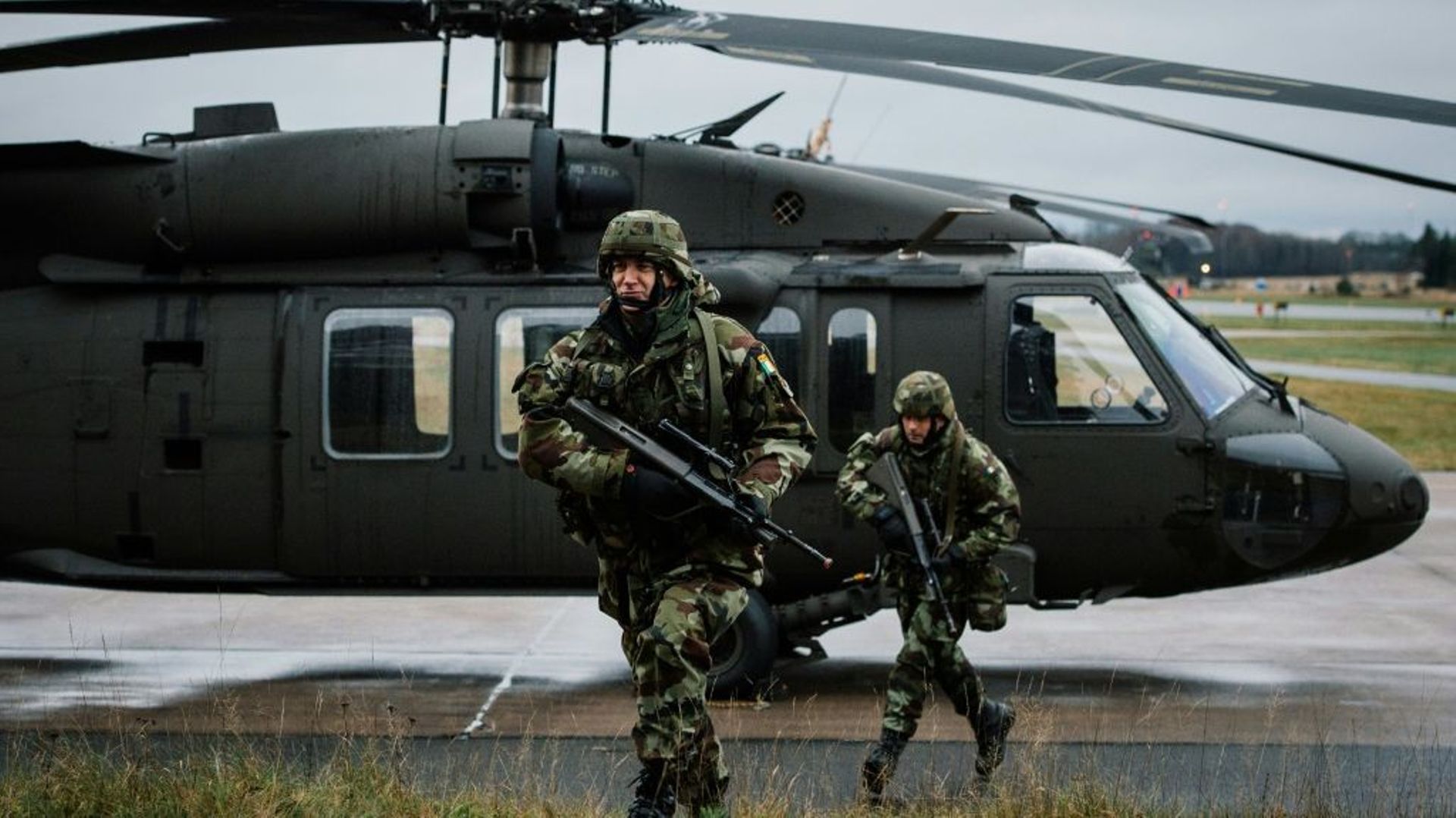 Exercice militaire du groupement tactique nordique (NBG), l'un des dix-huit groupements tactiques de l'Union européenne à la base aérienne de Hagshult, en Suède, le 6 novembre 2014