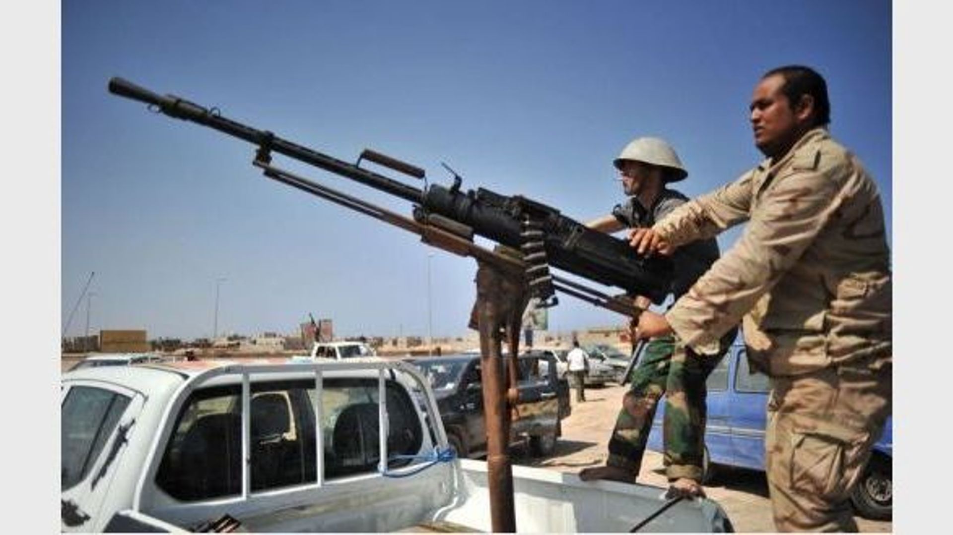 Des rebelles libyens près de Ragdalin, lors de combats contre des pro-Kadhafi, le 28 août 2011