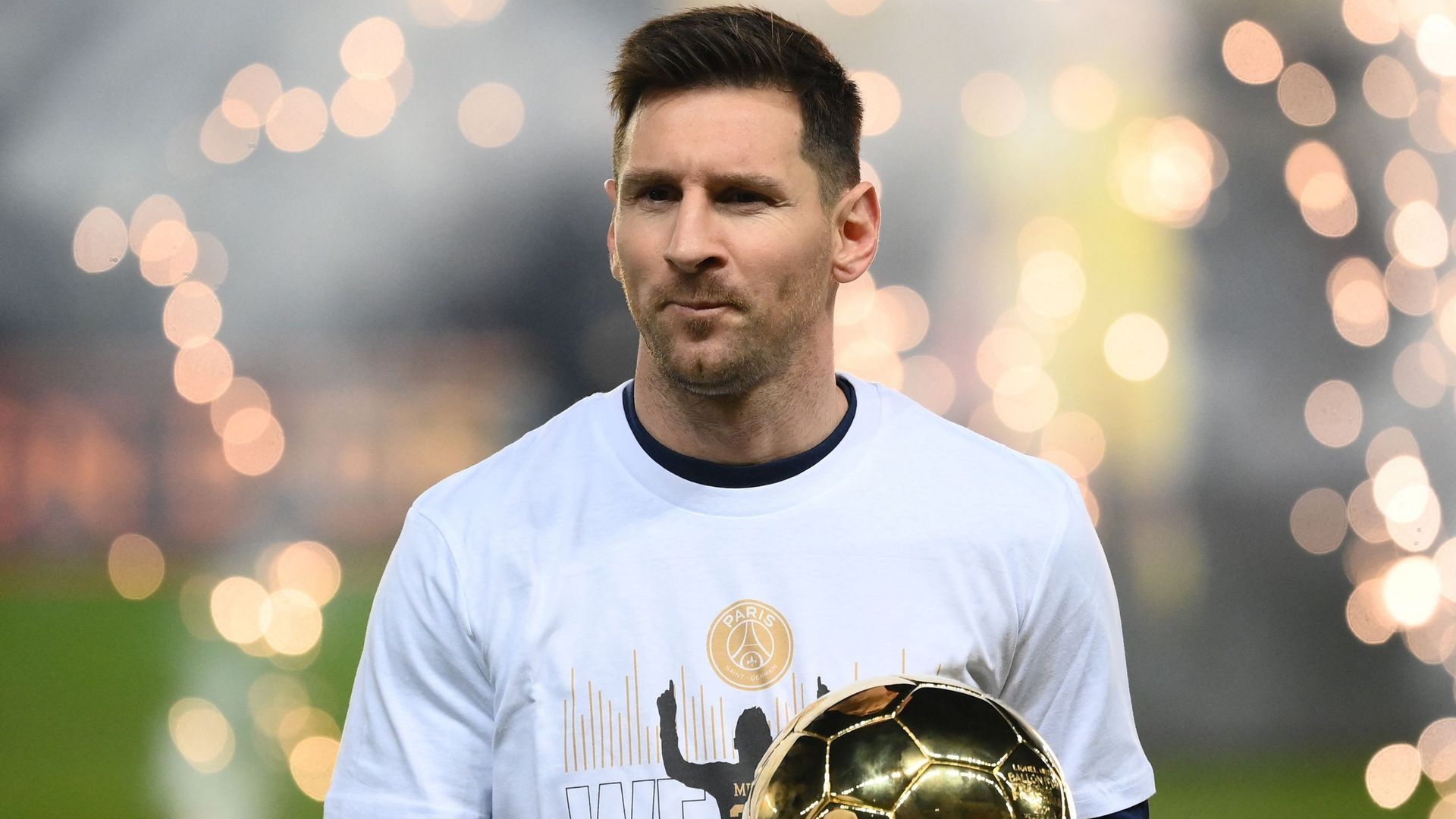 Lionel Messi a présenté son septième Ballon d'Or au public parisien. 