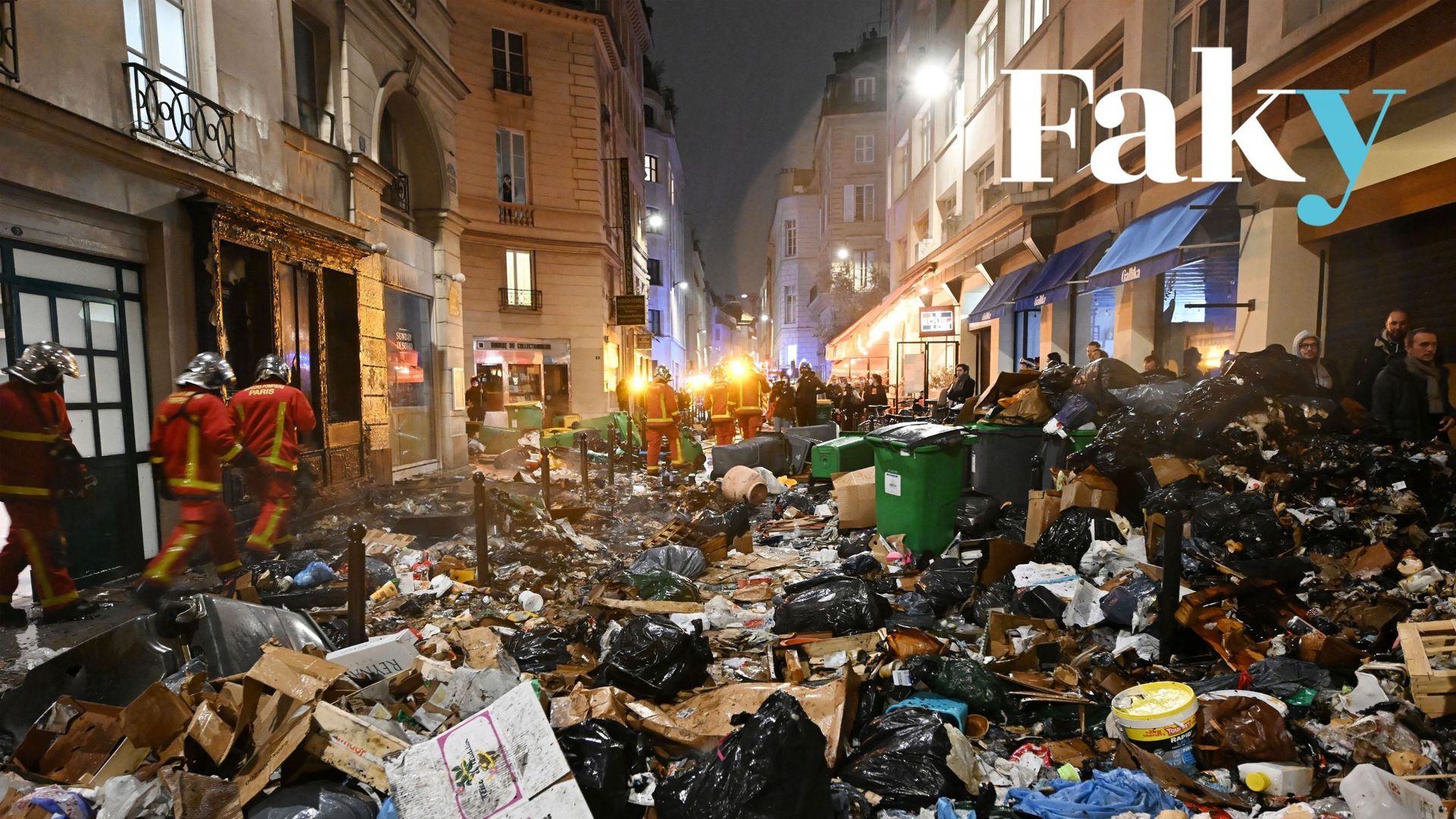 Des pompiers vérifient les déchets après avoir éteint un incendie lors d’une manifestation, une semaine après que le gouvernement a fait passer une réforme des retraites au parlement sans vote, en utilisant l’article 49.3 de la constitution, à Paris.