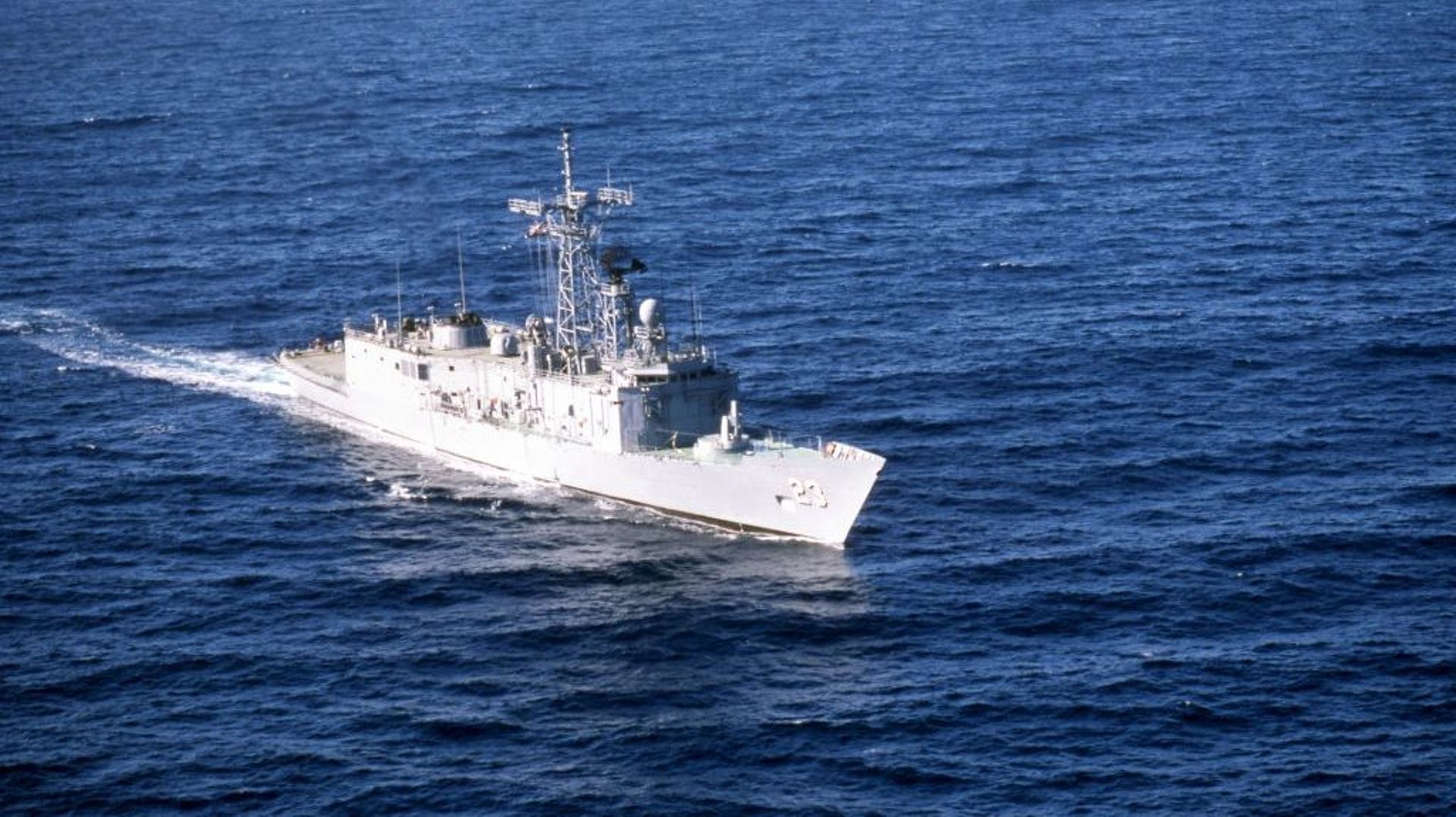 La frégate USS Lewis B. Puller (FFG-23) dans les eaux du Pacifique en décembre 1981. Image d’illustration
