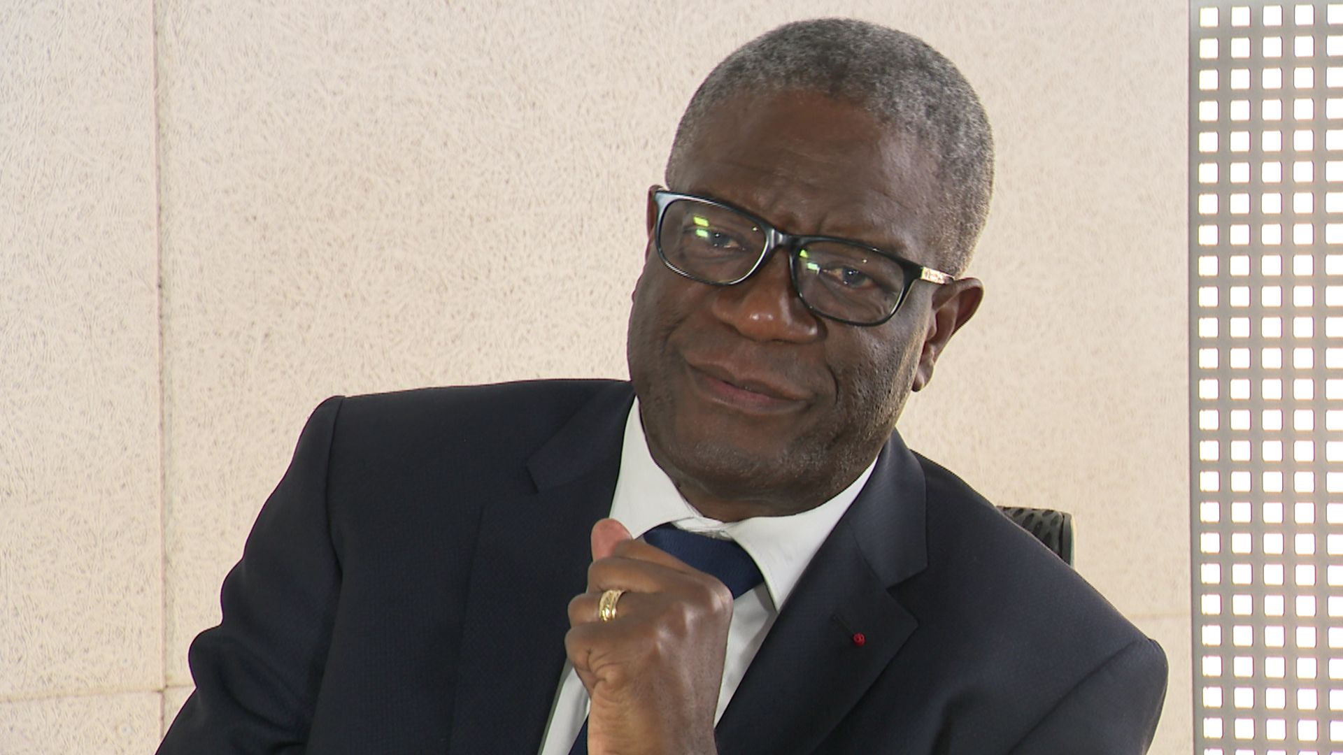 “Possiamo realizzare un profitto senza trasformare i corpi delle donne in un campo di battaglia”: un’intervista esclusiva al Dr. Mukwege