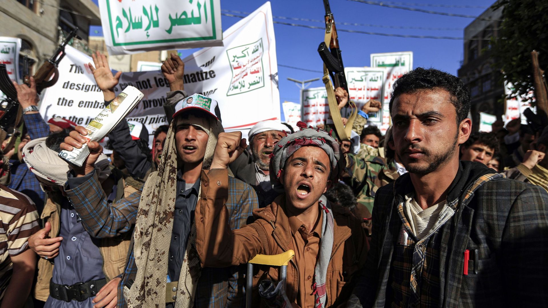 Les partisans des rebelles houthis assistent à un rassemblement dénonçant les États-Unis et la décision de l'administration Trump sortante d'appliquer la désignation "terroriste" au mouvement Houthies soutenu par l'Iran, Sanaa, le 25 janvier 2021.