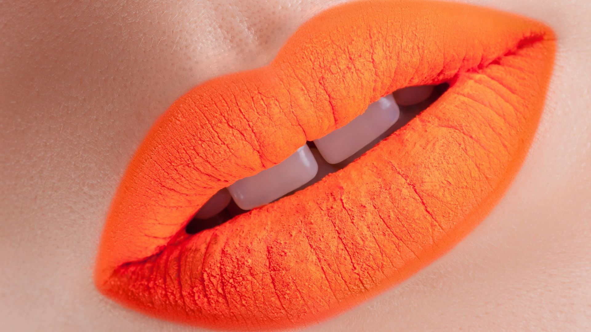 Un orange audacieux habillera vos lèvres dès l'arrivée des beaux jours !