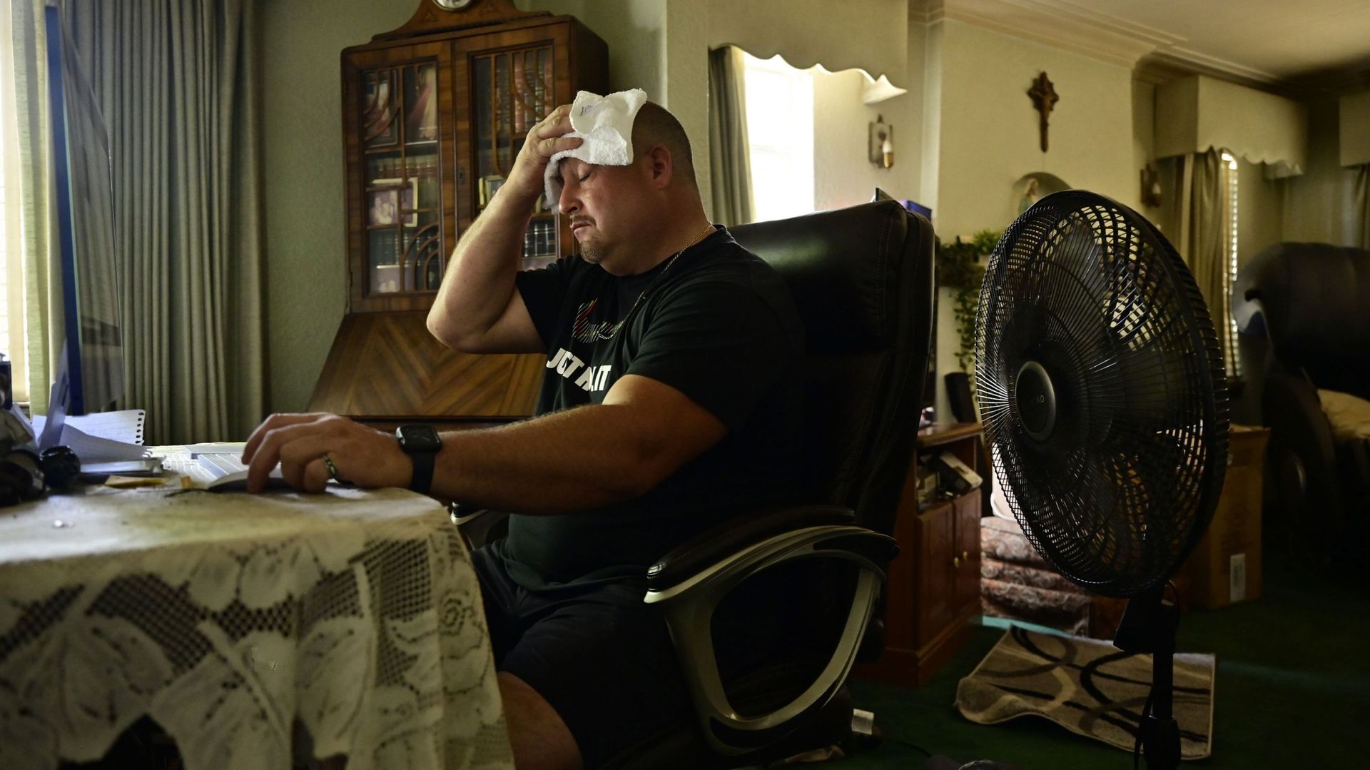 Anthony Yelenick, 43 ans, travaille dans sa petite maison chaude que son grand-père a construite en 1937 à Denver, Colorado, le vendredi 17 juin 2022.