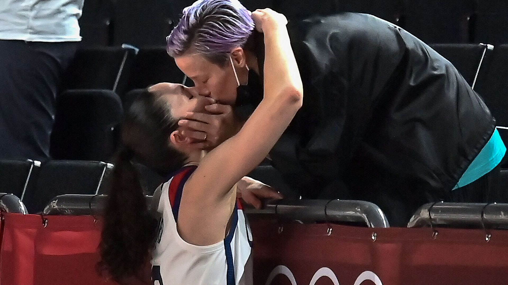 La basketteuse Sue Bird embrasse sa partenaire et joueuse de football américaine Megan Rapinoe après la victoire des États-Unis à la fin de la finale de basketball féminin entre les États-Unis et le Japon lors des Jeux olympiques de Tokyo 2020, le 8 août 