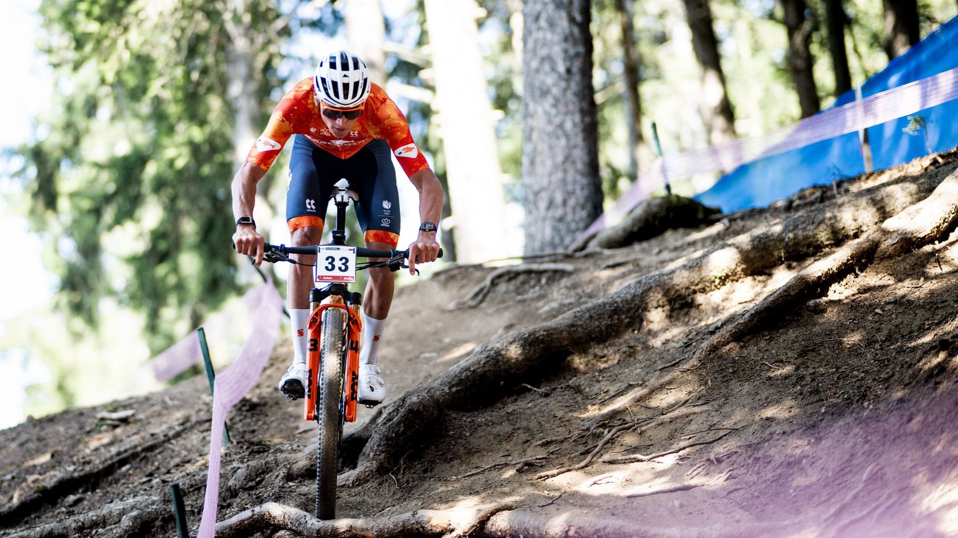 Direct vidéo - Mondiaux de VTT : Mathieu Van der Poel chasse un nouveau maillot arc-en-ciel face aux spécialistes